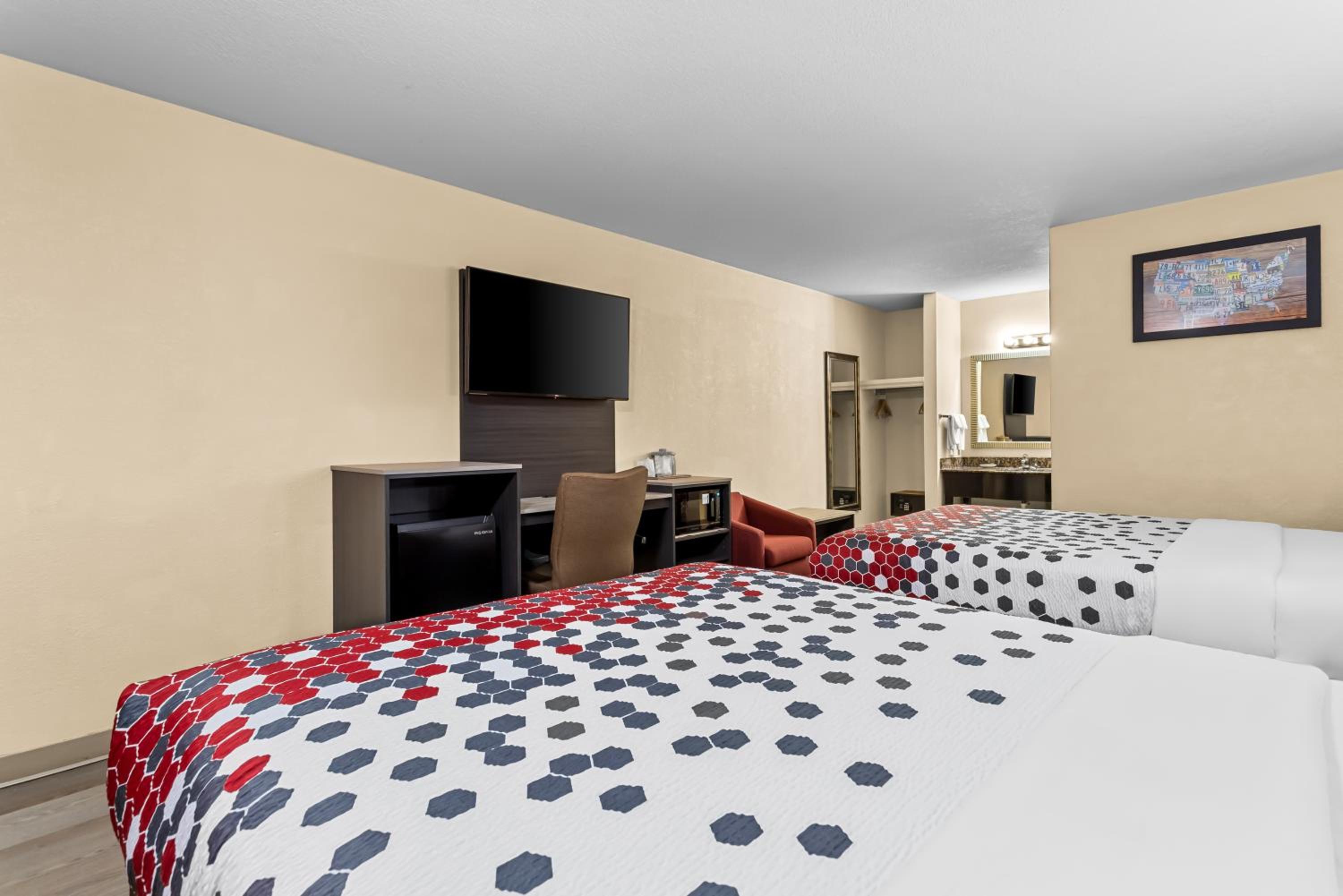 Queen Room with Two Queen Beds - Accessible/Non-Smoking  - Photo 4
