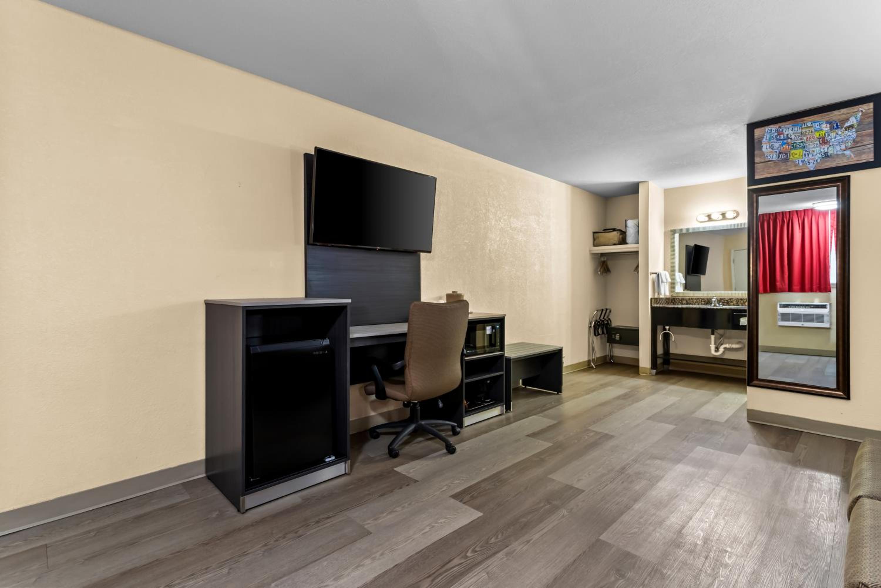 King Suite - Non Smoking - Photo 6