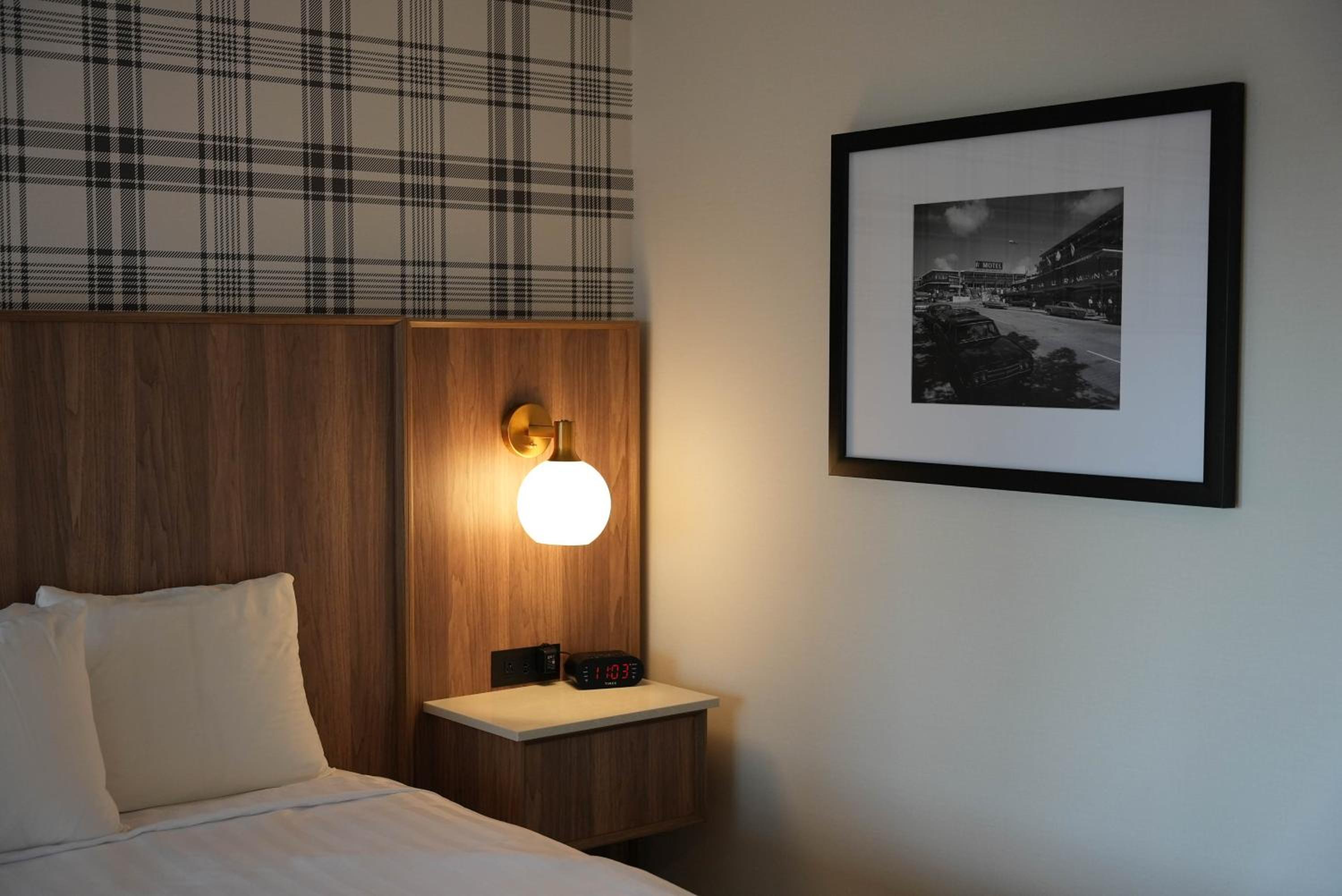 Premium King Room with Balcony - Non-Smoking - Photo 13