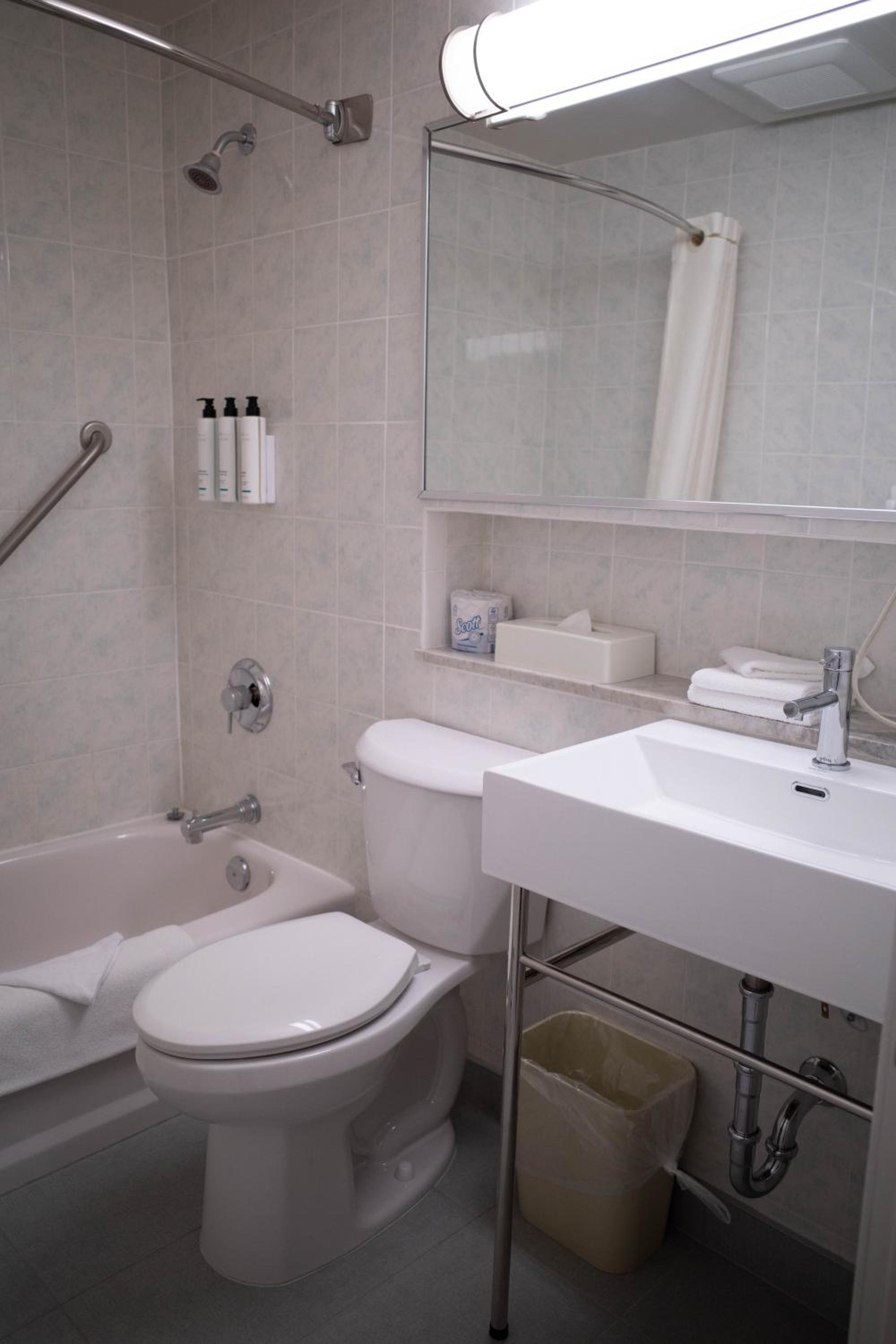Premium King Room with Balcony - Non-Smoking - Photo 10