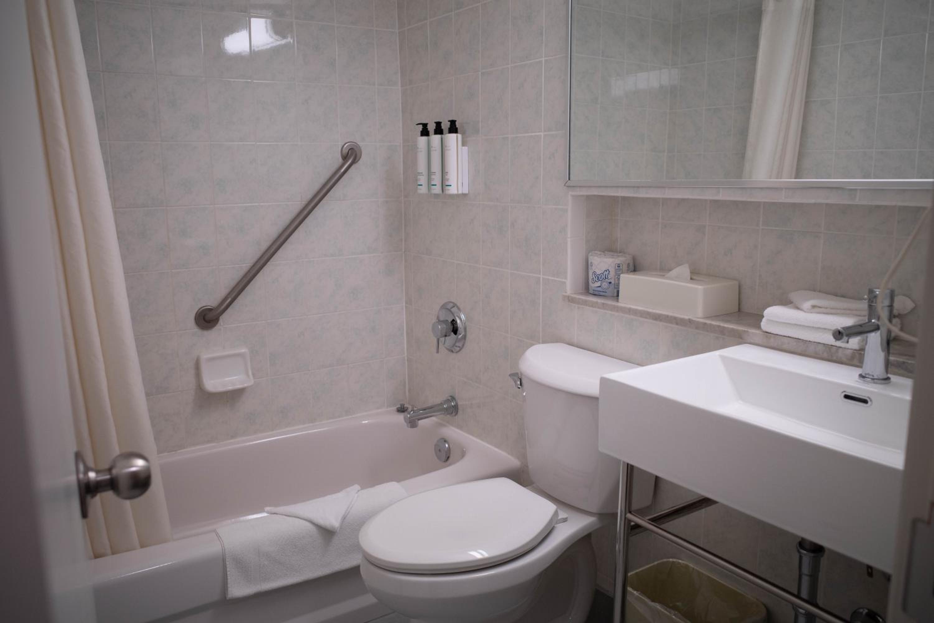 Premium King Room with Balcony - Non-Smoking - Photo 11