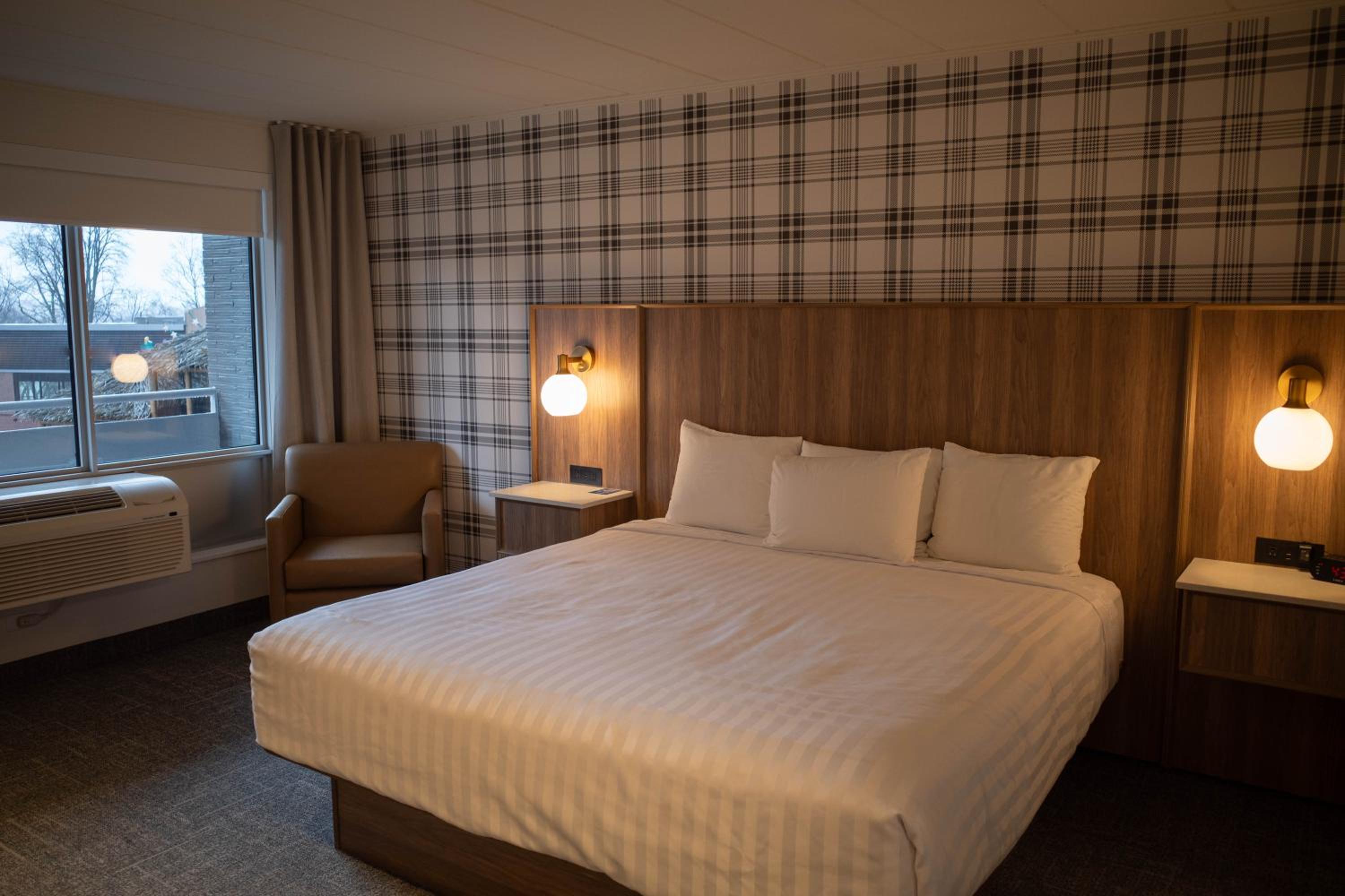 Premium King Room with Balcony - Non-Smoking - Photo 9