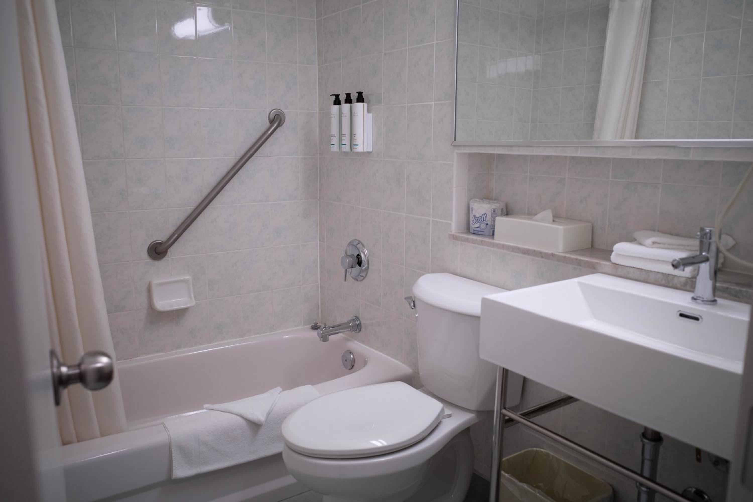 Premium King Room with Balcony - Non-Smoking - Photo 12