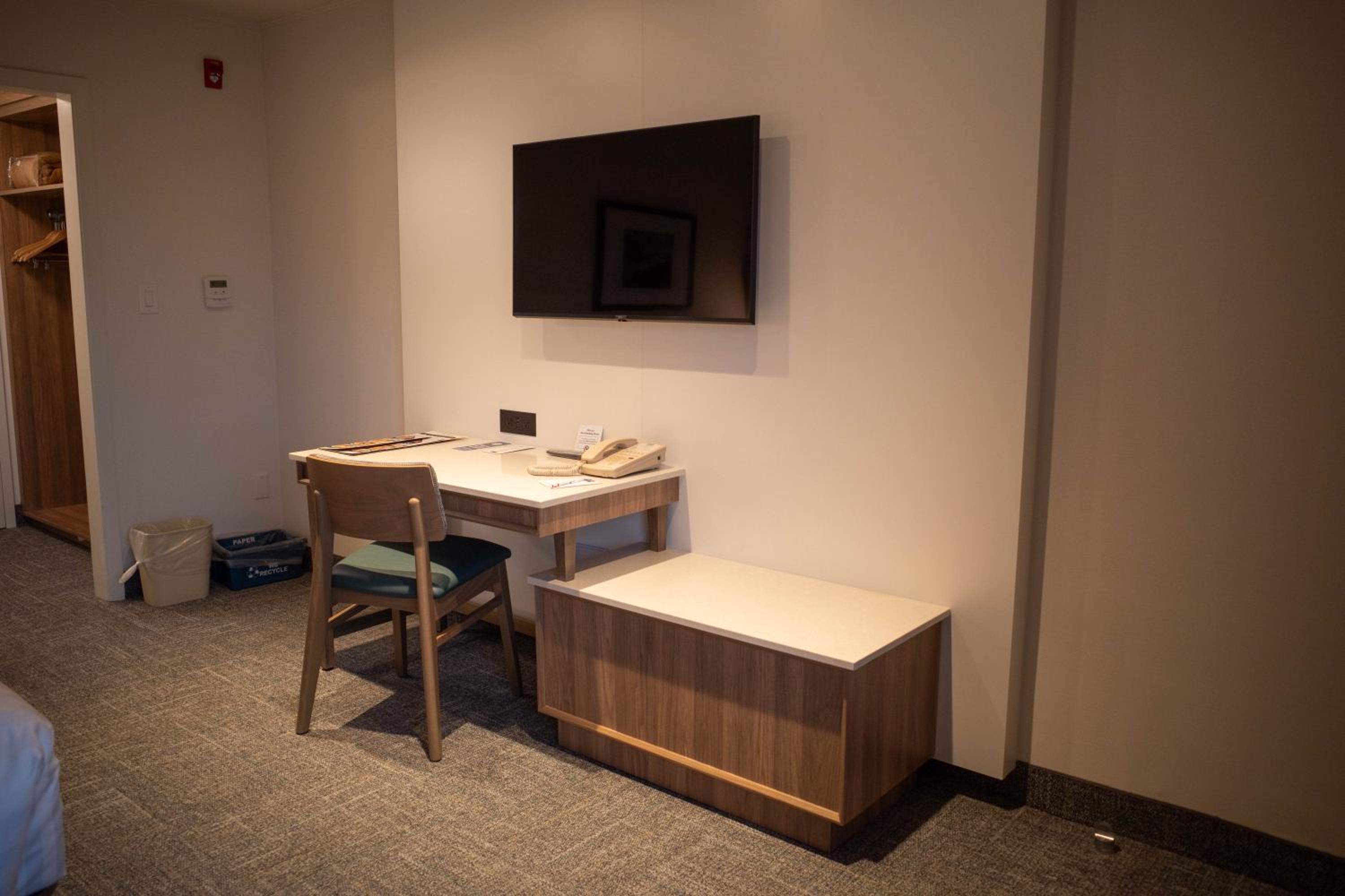 Premium King Room with Balcony - Non-Smoking - Photo 7