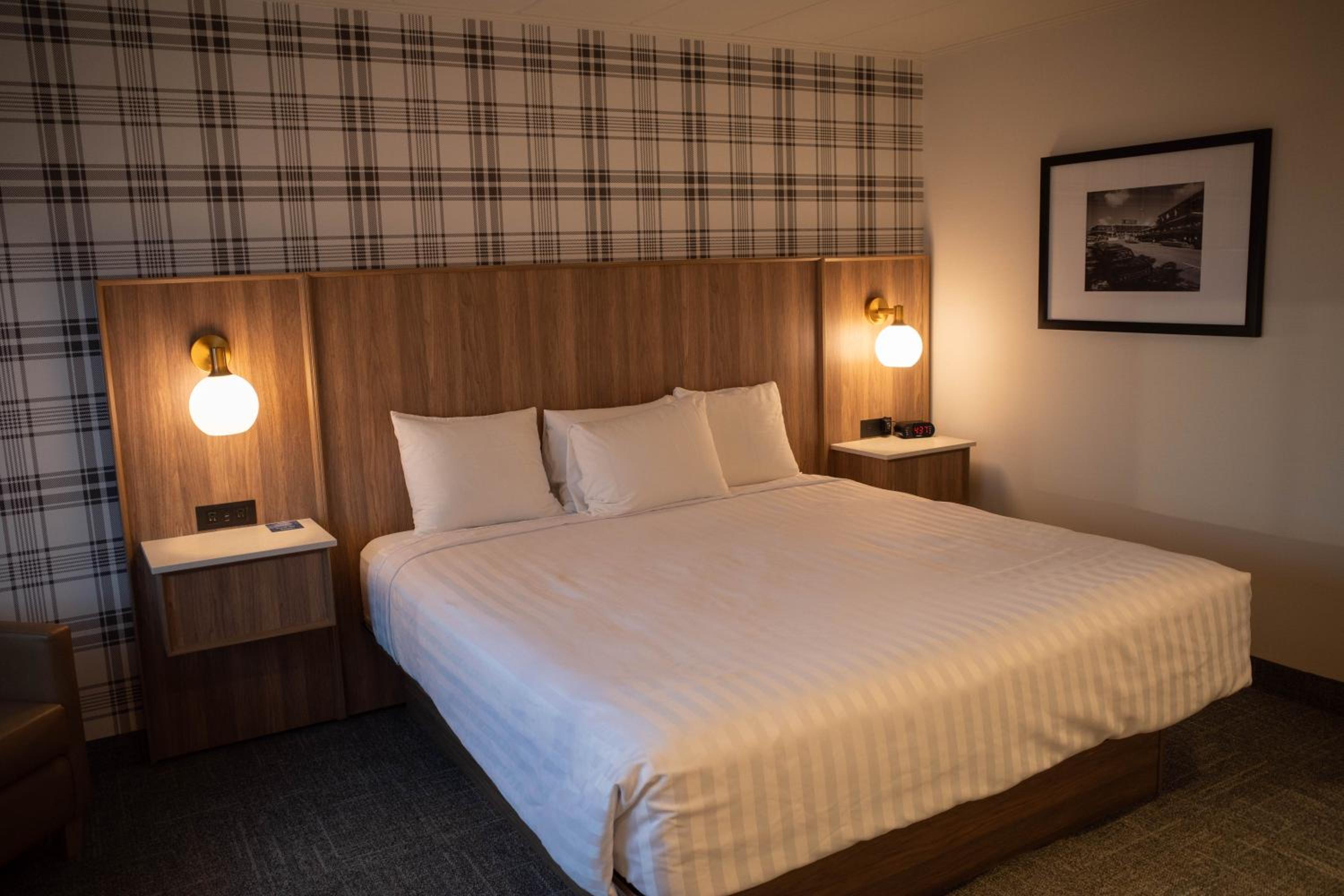 Premium King Room with Balcony - Non-Smoking - Photo 8