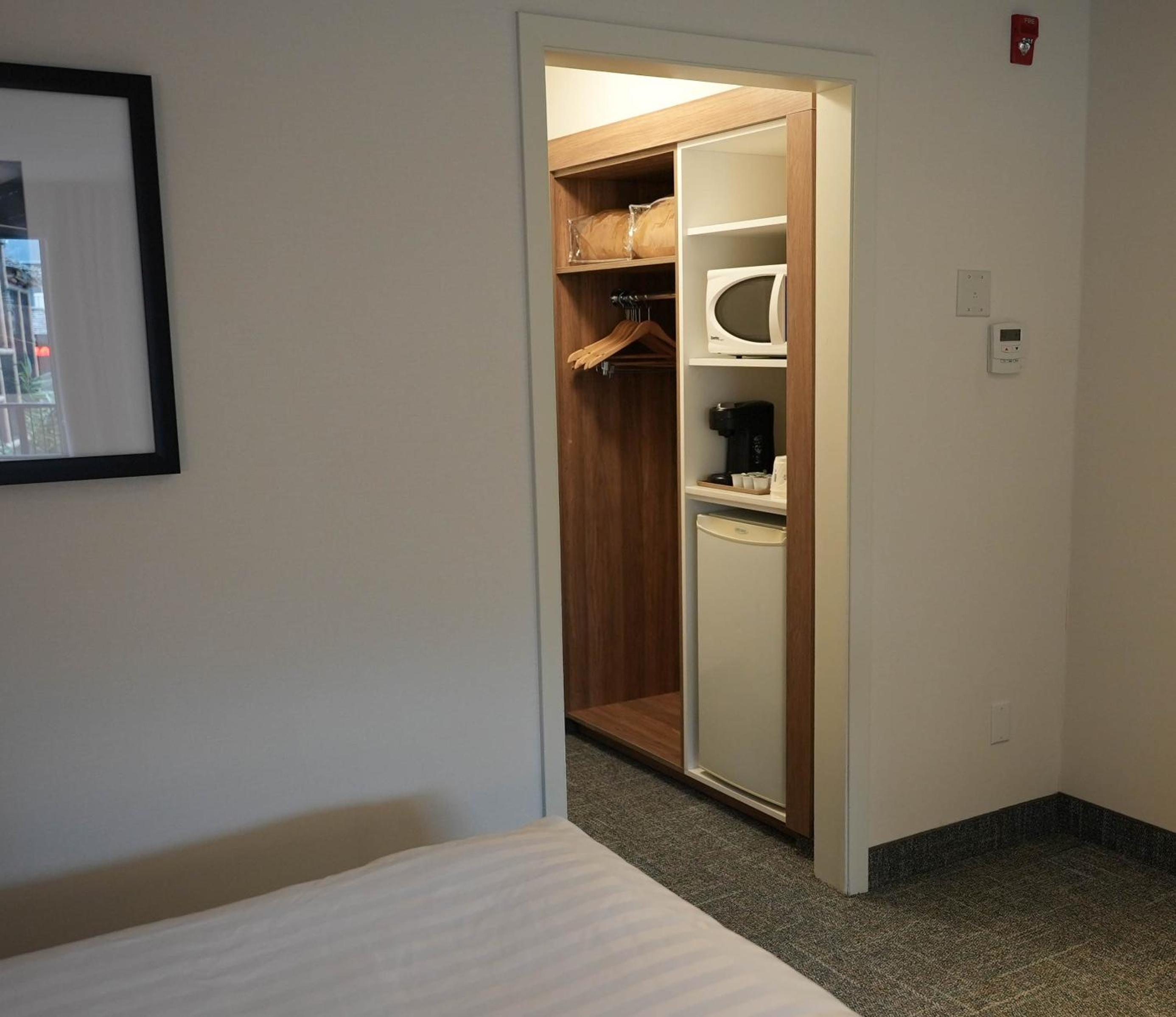 Premium King Room with Balcony - Non-Smoking - Photo 14