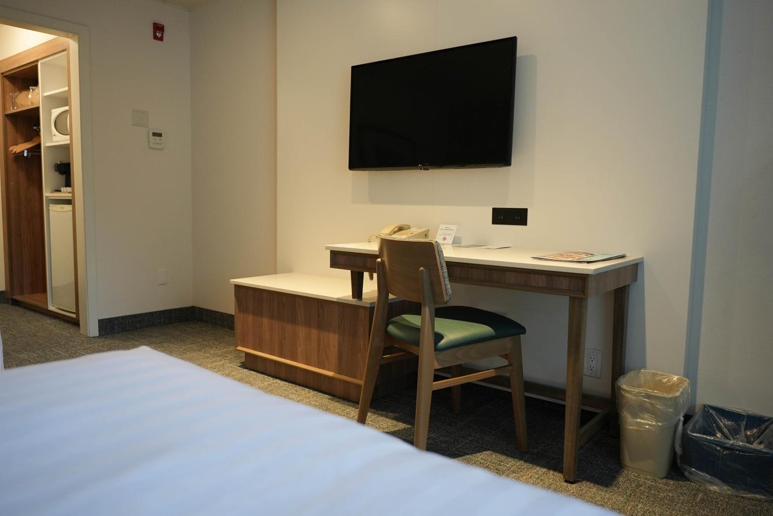 Premium Queen Room with Two Queen Beds with Patio - Non-Smoking - Photo 8