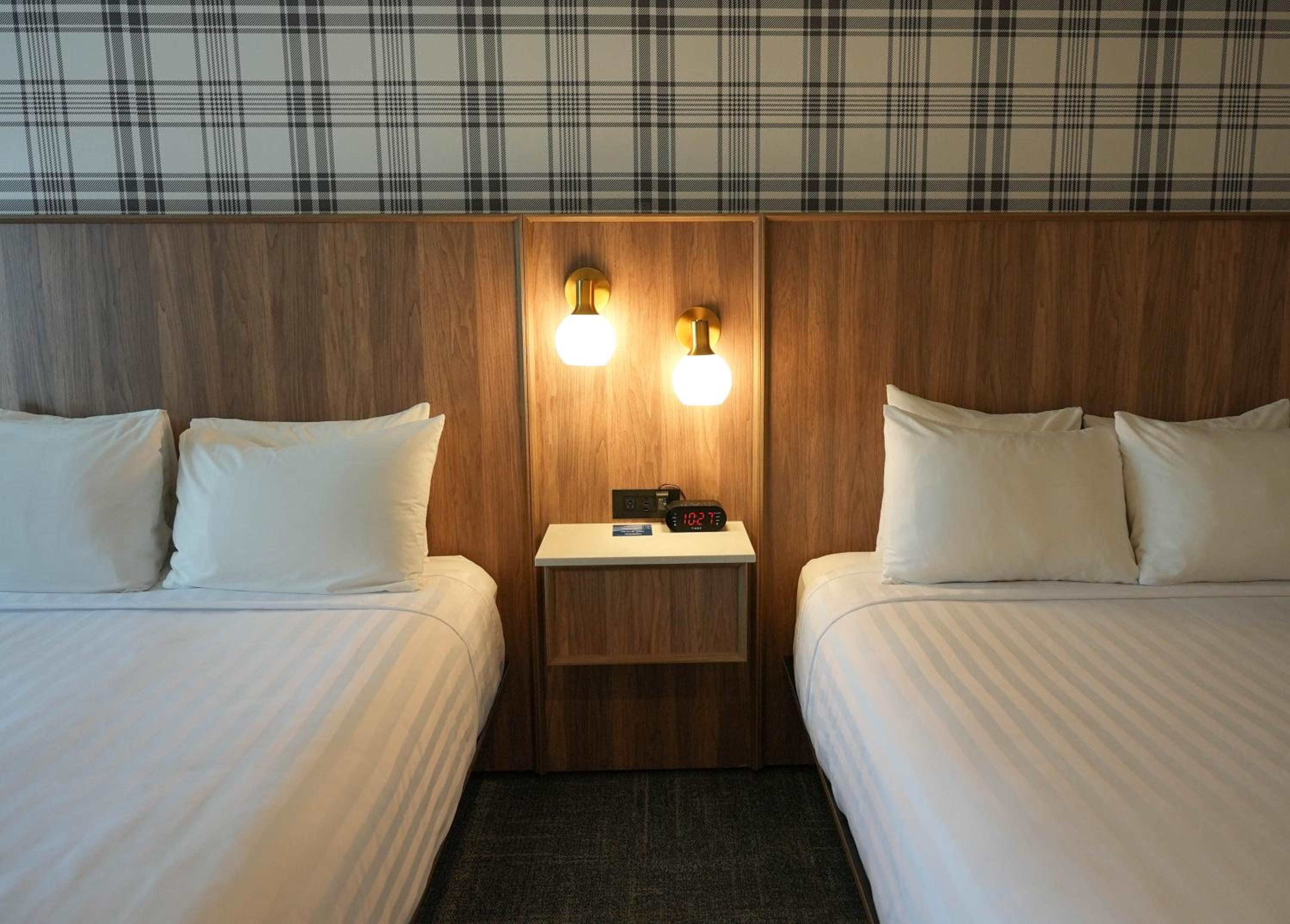 Premium Queen Room with Two Queen Beds with Patio - Non-Smoking - Photo 11
