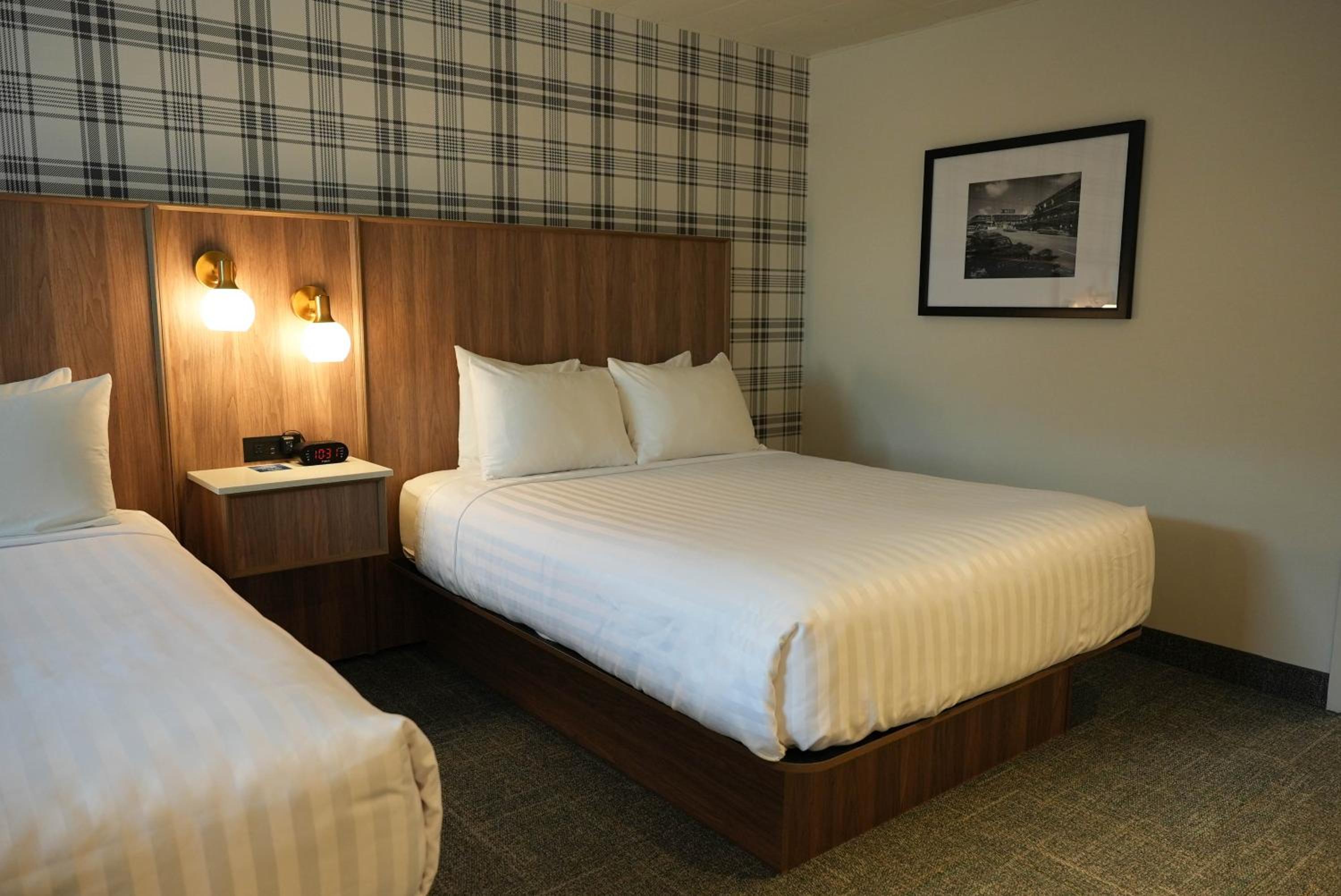 Premium Queen Room with Two Queen Beds with Patio - Non-Smoking - Photo 9