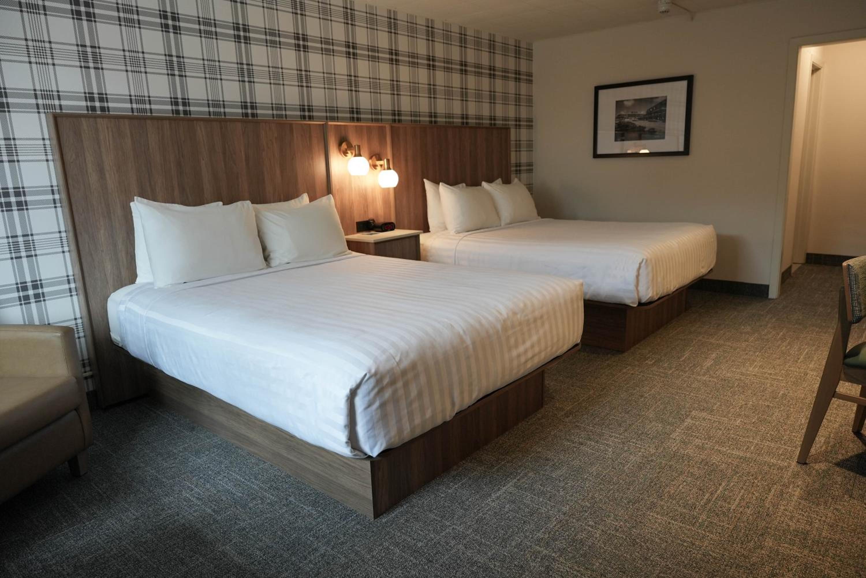 Premium Queen Room with Two Queen Beds with Patio - Non-Smoking - Photo 10
