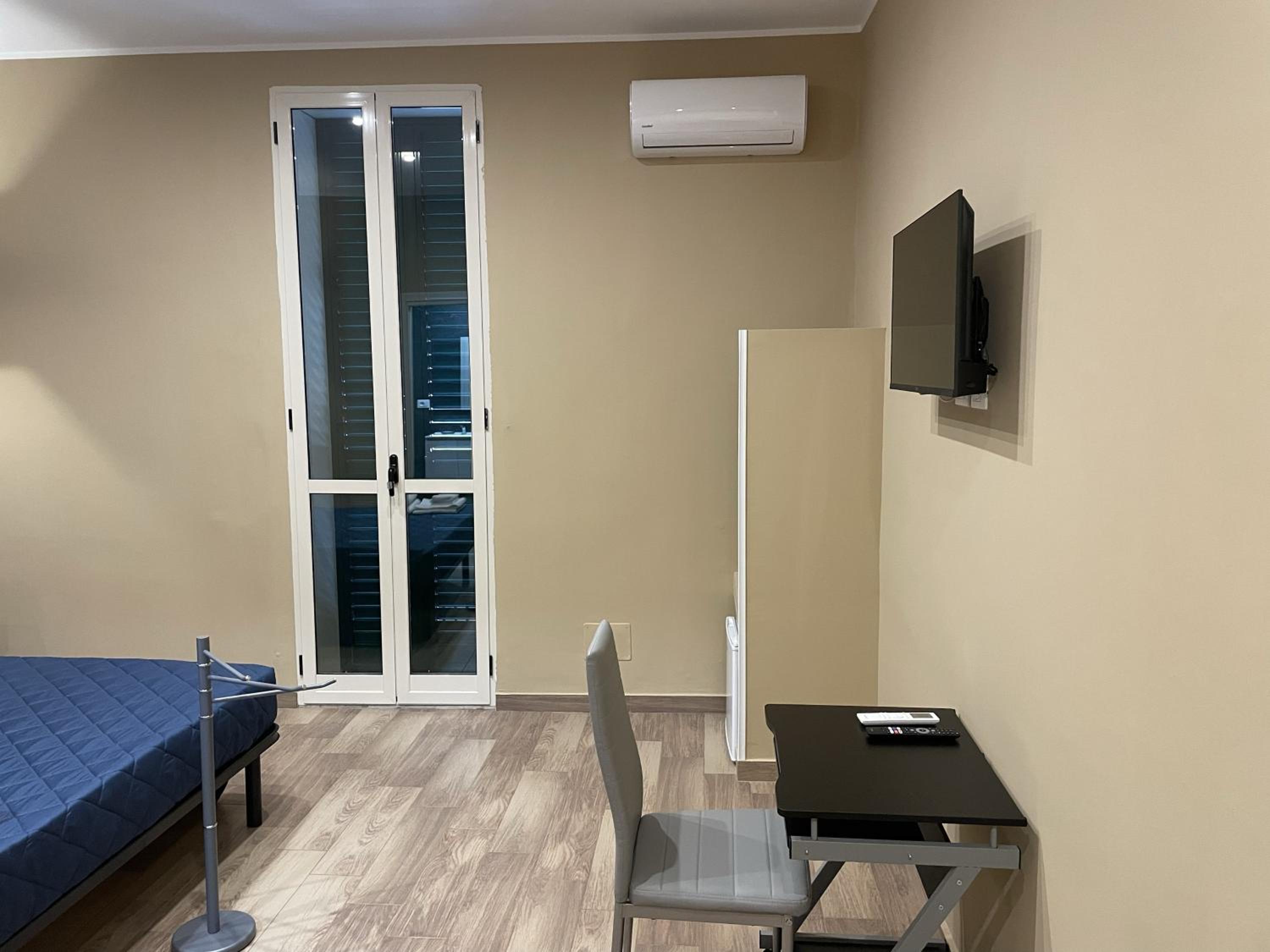 Deluxe Double Room with Balcony - Photo 3