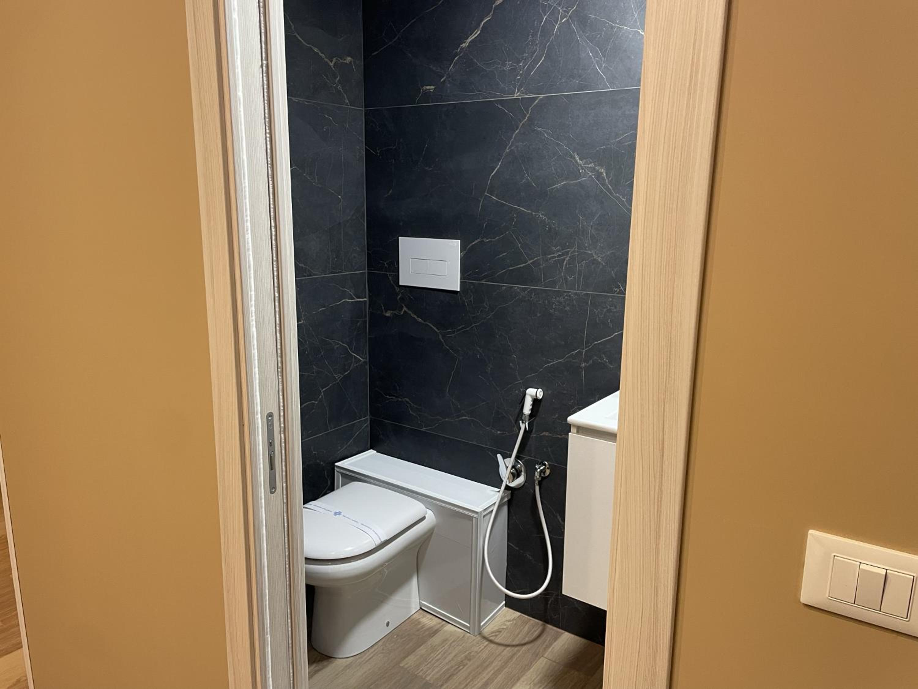 Deluxe Double Room with Balcony - Photo 5