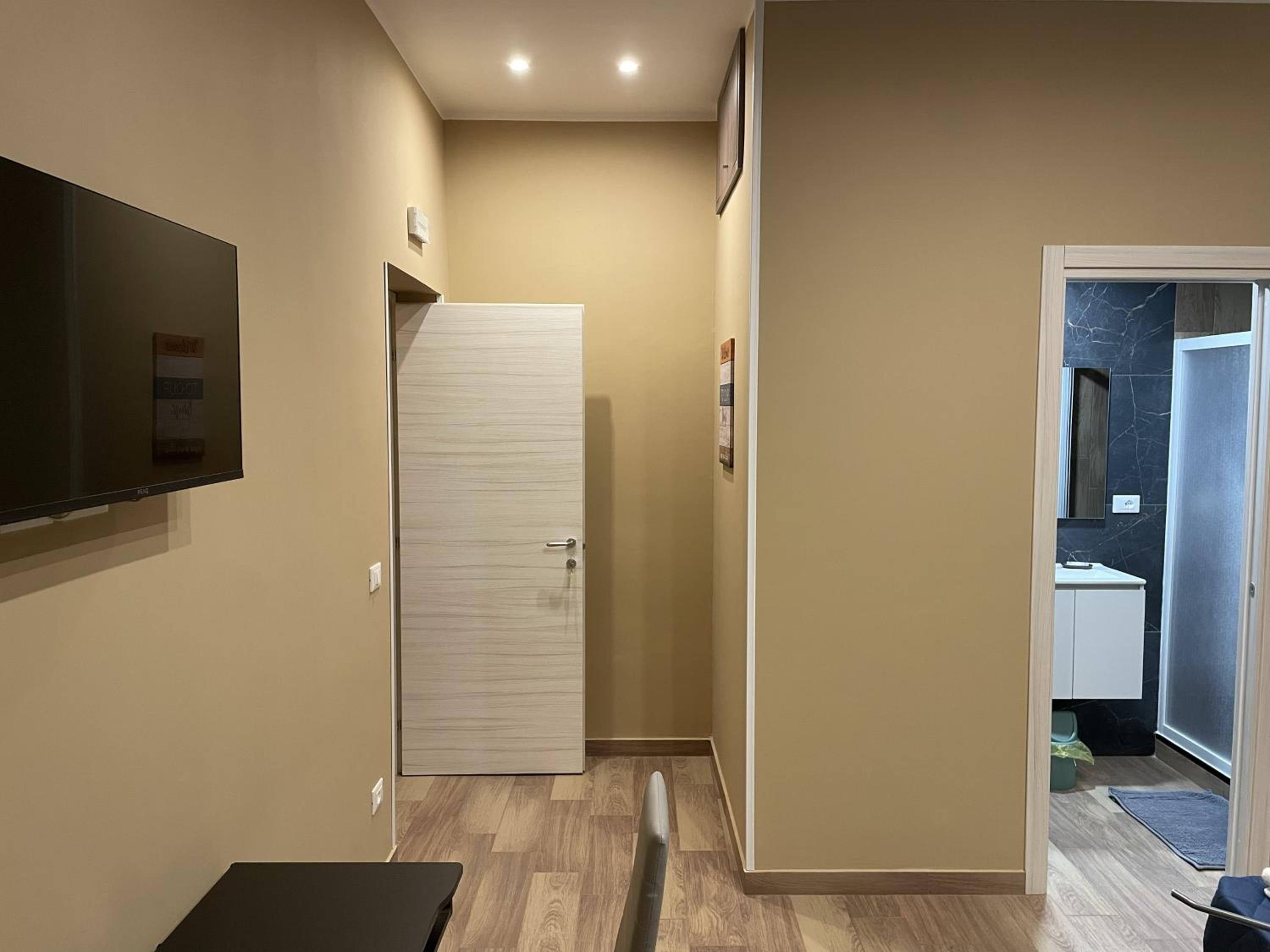 Deluxe Double Room with Balcony - Photo 6