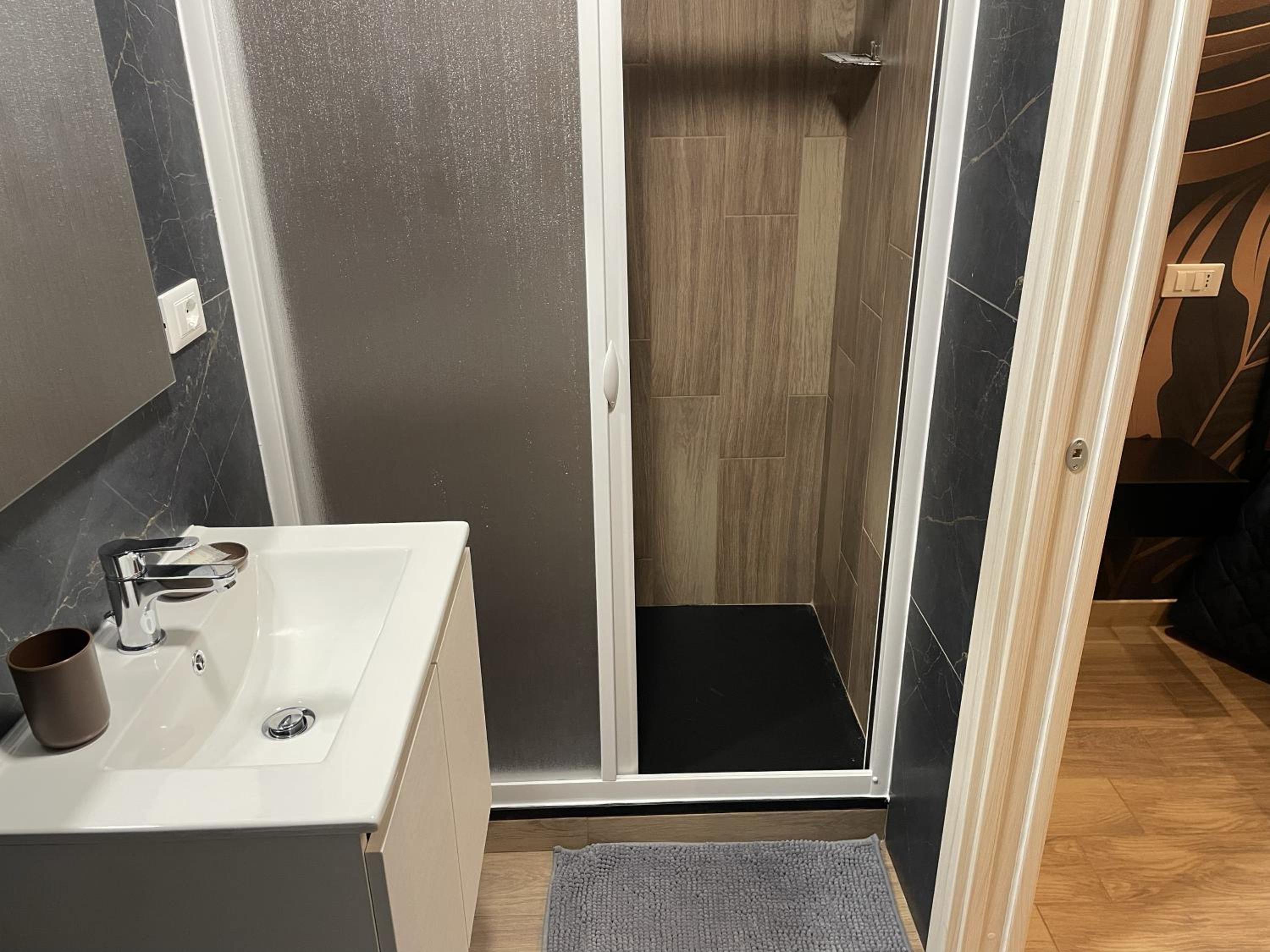 Deluxe Double Room with Balcony - Photo 8