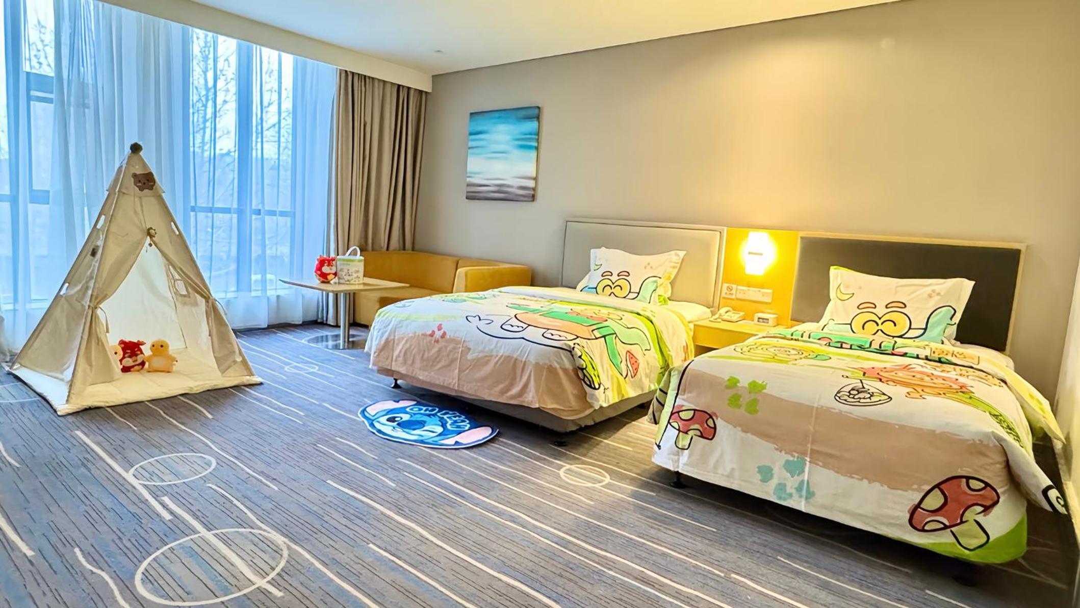 Standard Queen Room with Queen and Single Bed
