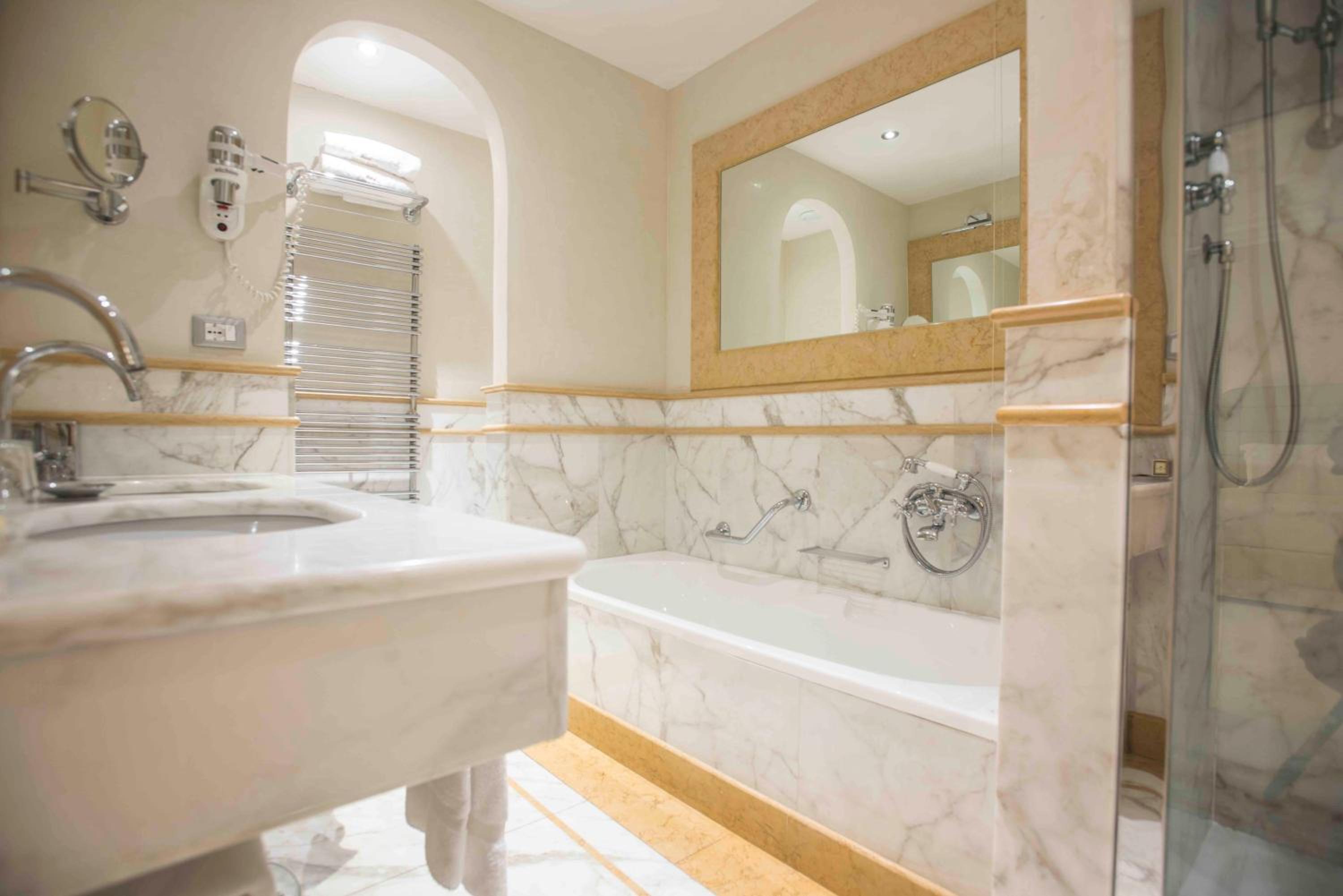 Deluxe Double or Twin Room - Photo 6