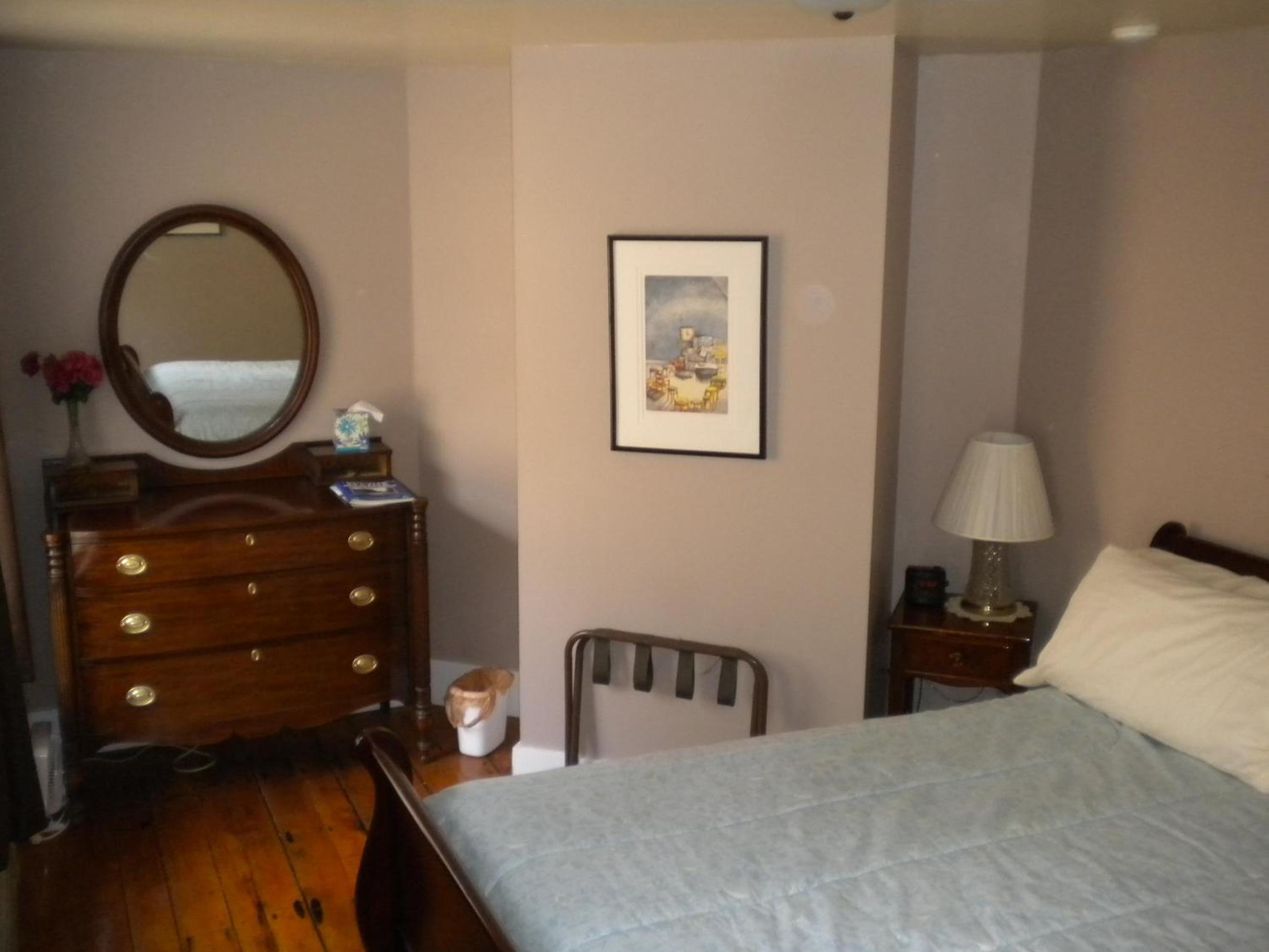 Queen Room photo 2