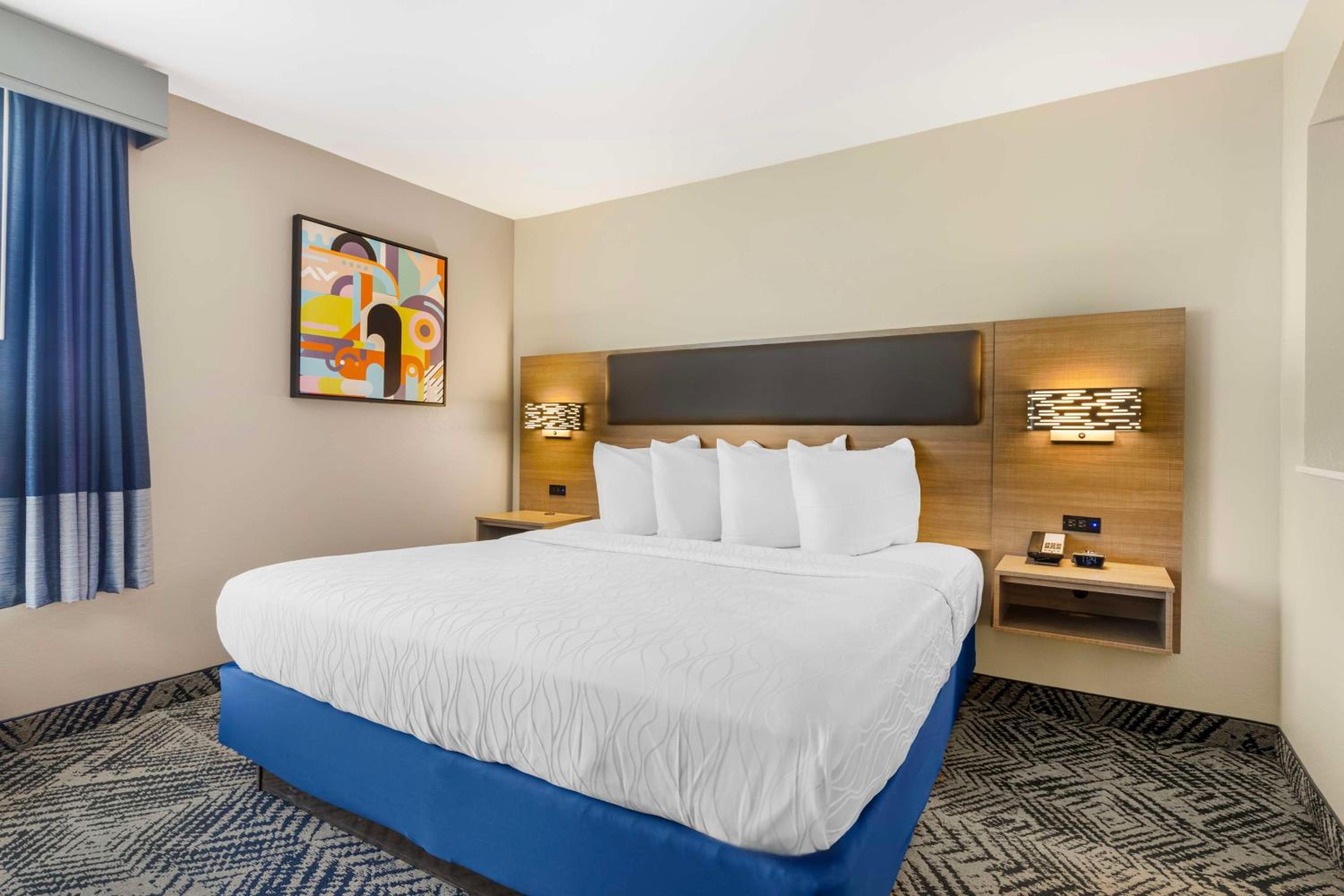 King Suite with Walk-In Shower - Disability/Non-Smoking photo 1
