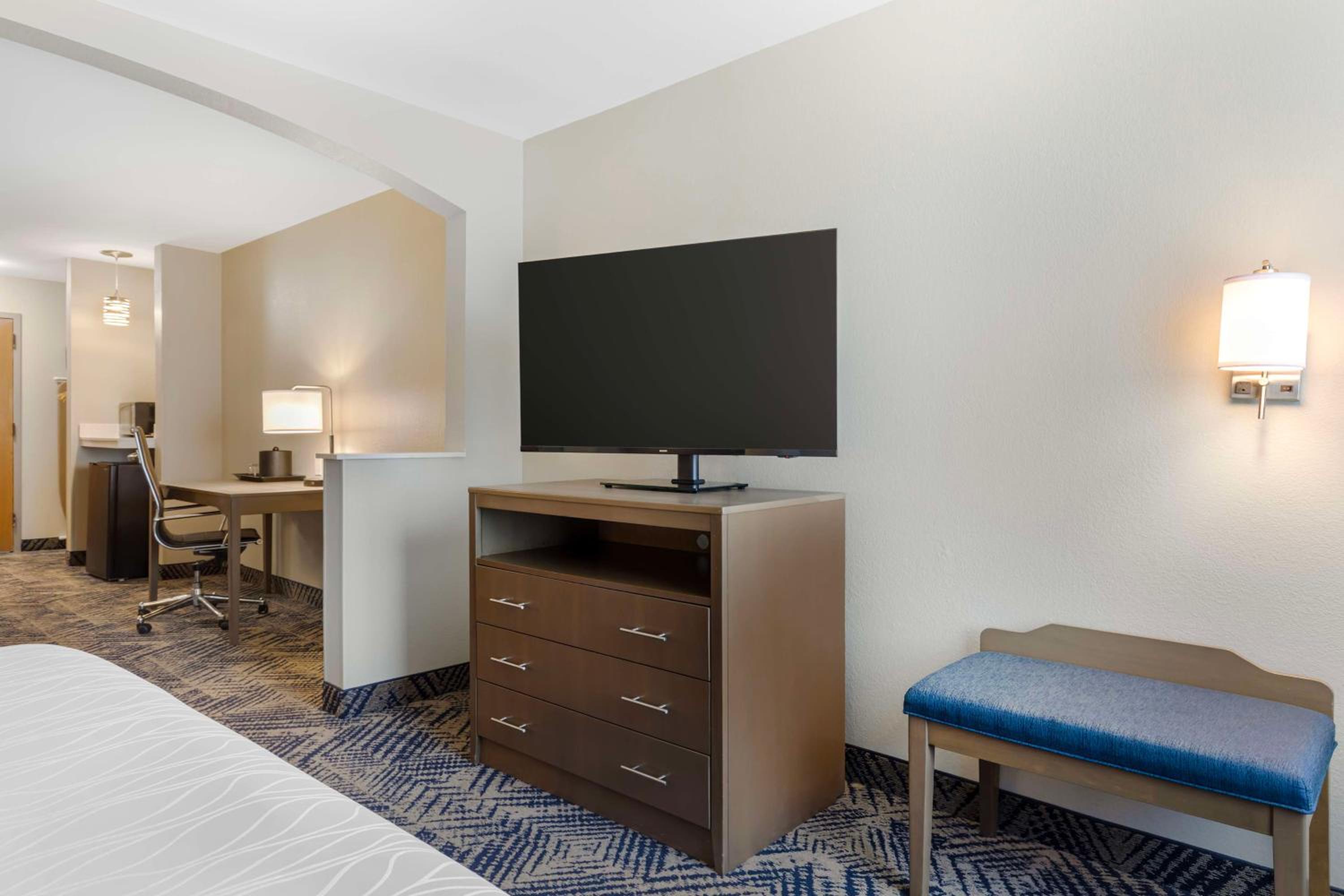 King Suite with Walk-In Shower - Disability/Non-Smoking photo 2
