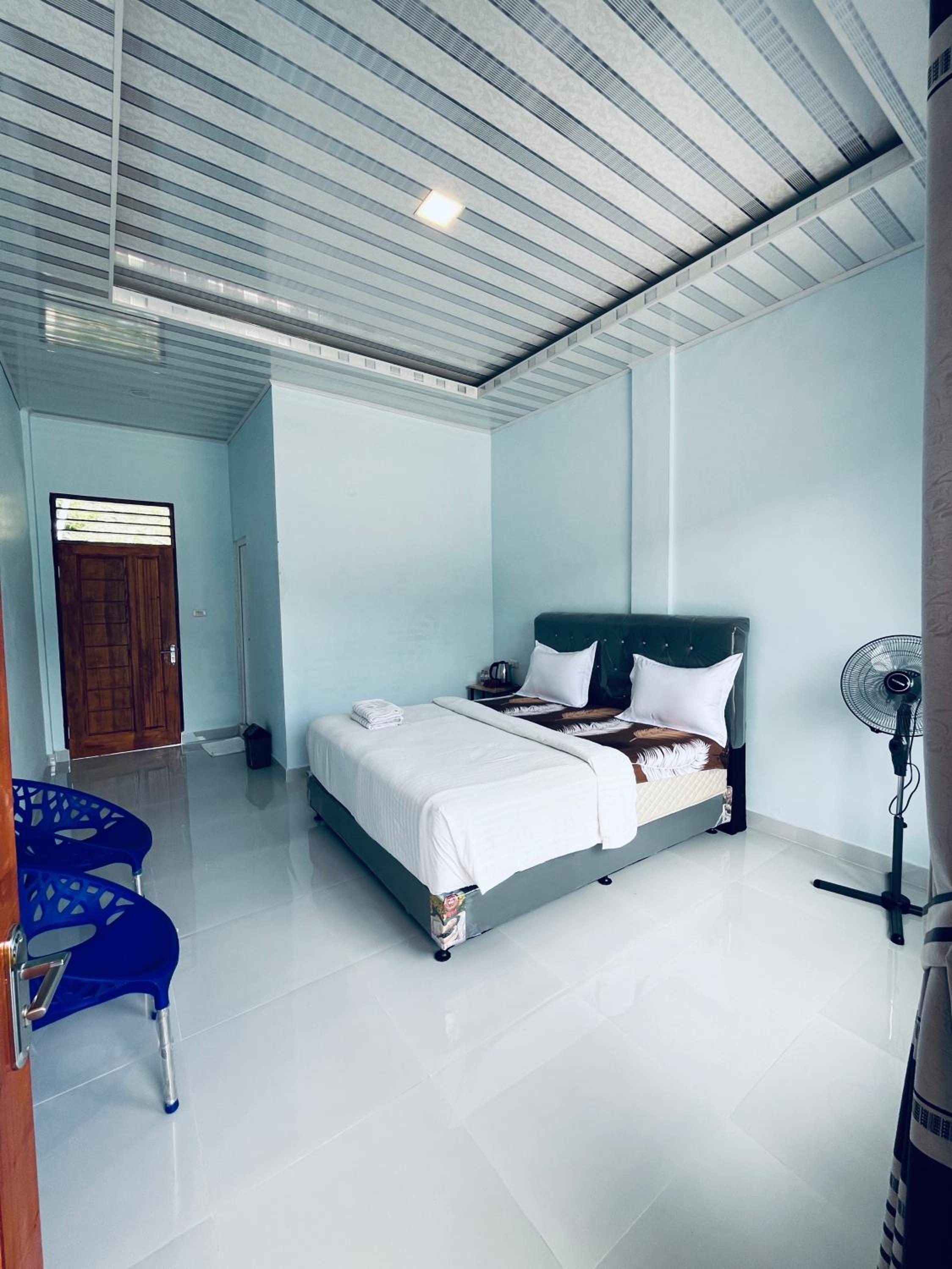 King Room with Lake View - Photo 10
