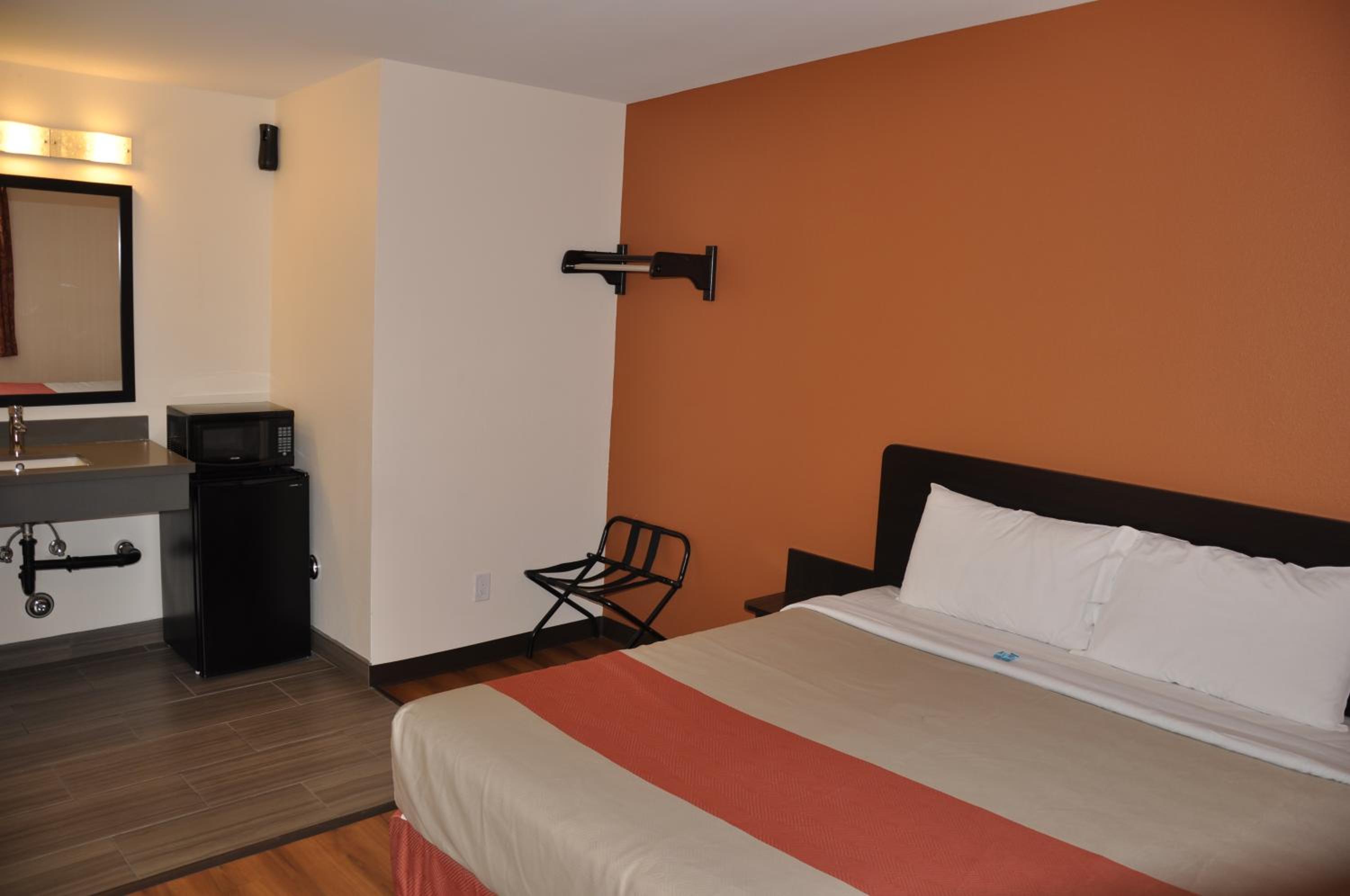  Deluxe King Bed w/ Bathtub - Non Smoking photo 1