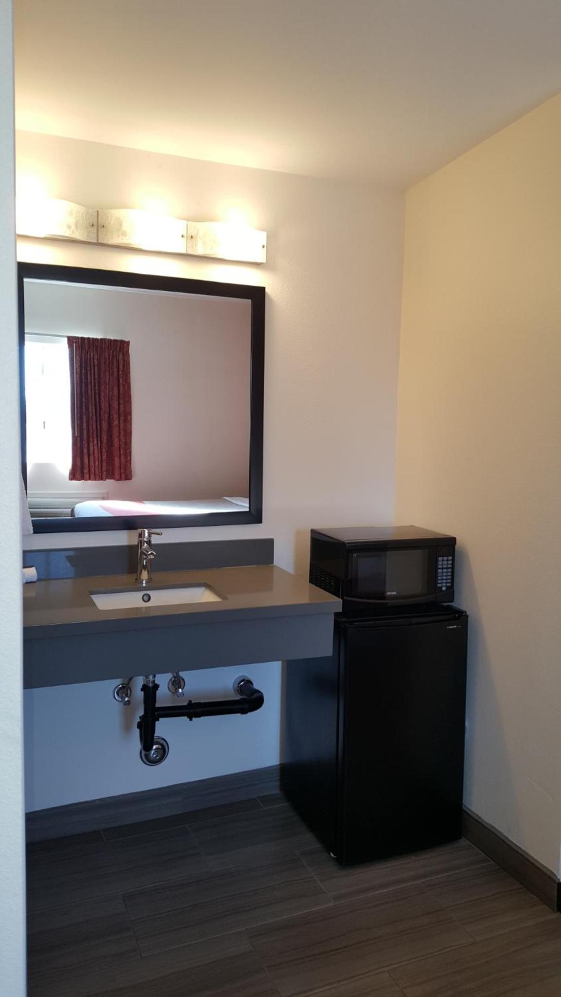  Deluxe King Bed w/ Bathtub - Non Smoking photo 2