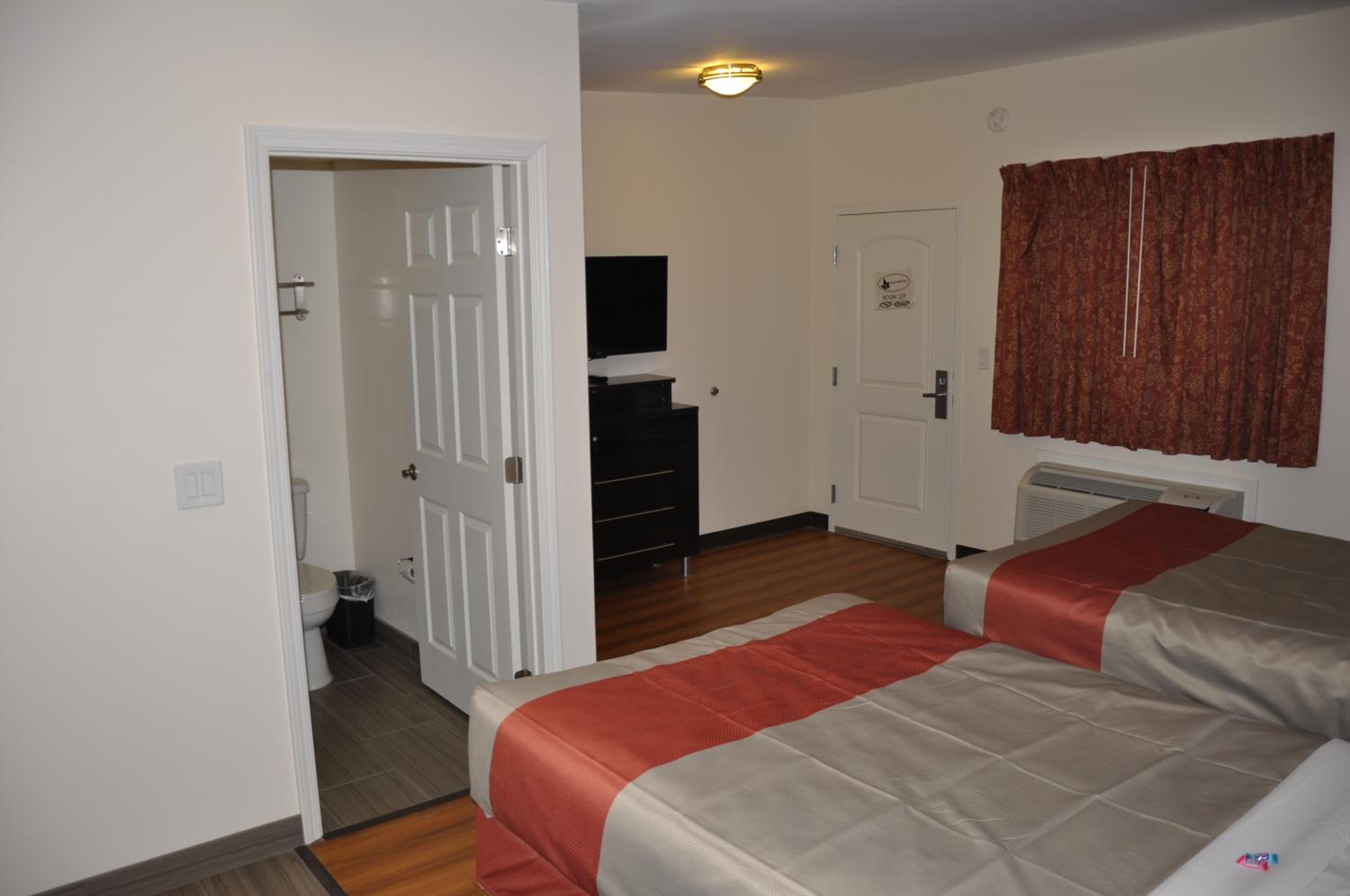 Deluxe 2 Full Bed Suite w / Kitchenette and Bathtub - Non Smoking, photo 6