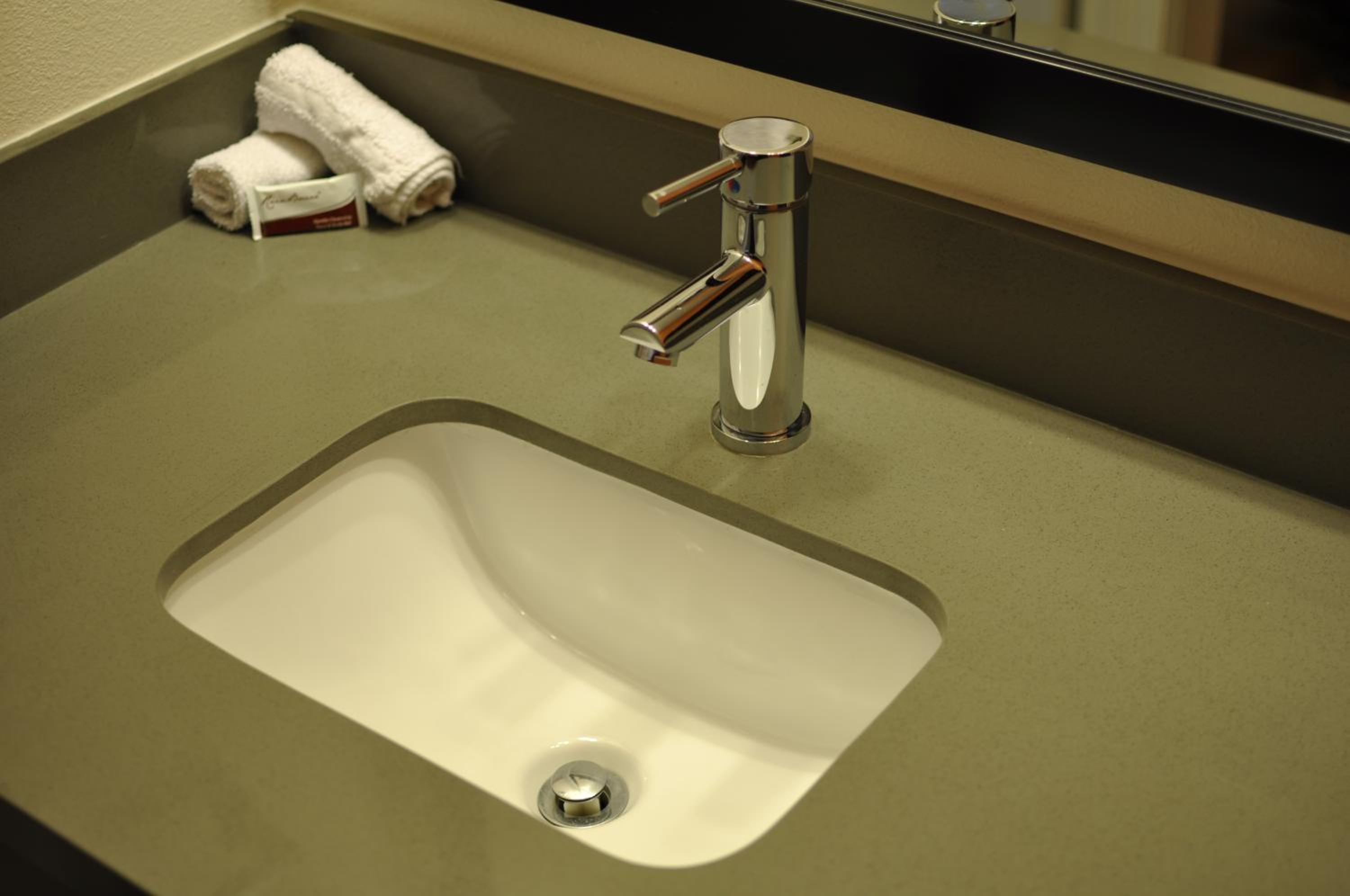 Deluxe Queen Bed with Bathtub - Smoking photo 3