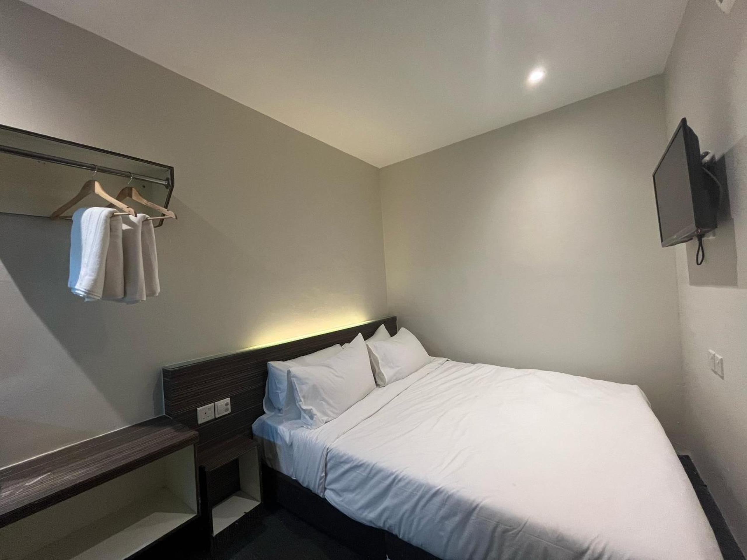 Standard Queen Room