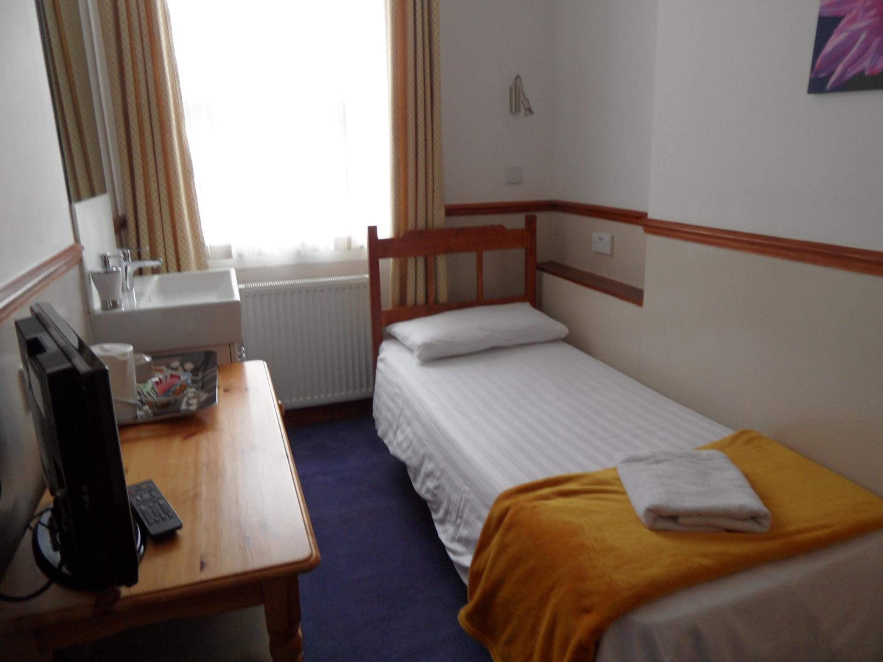 Basic Single Room – Shared Bathroom Facilities photo 1