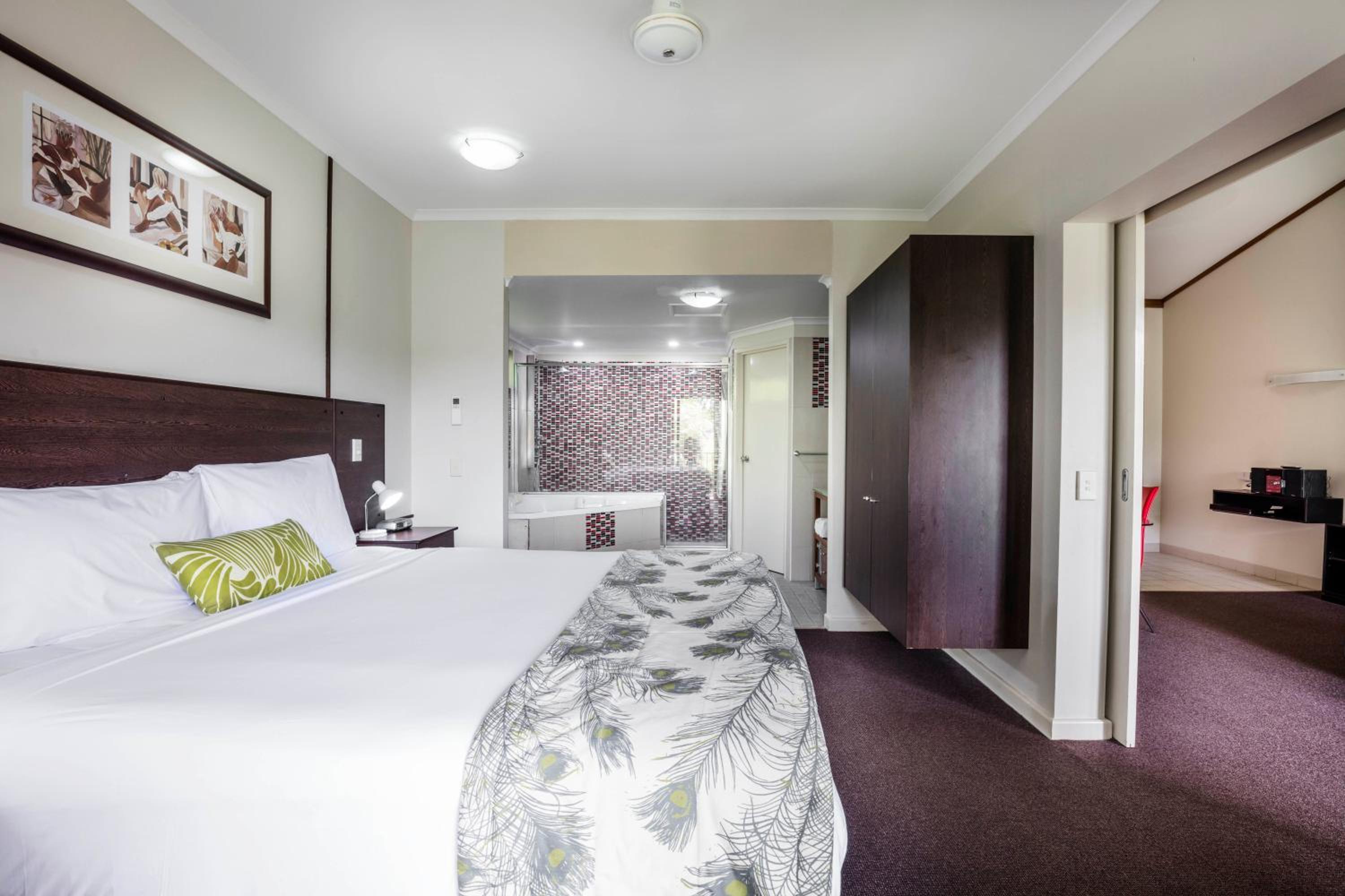 Superior Spa Room with Queen bed and Sofa Bed photo 2