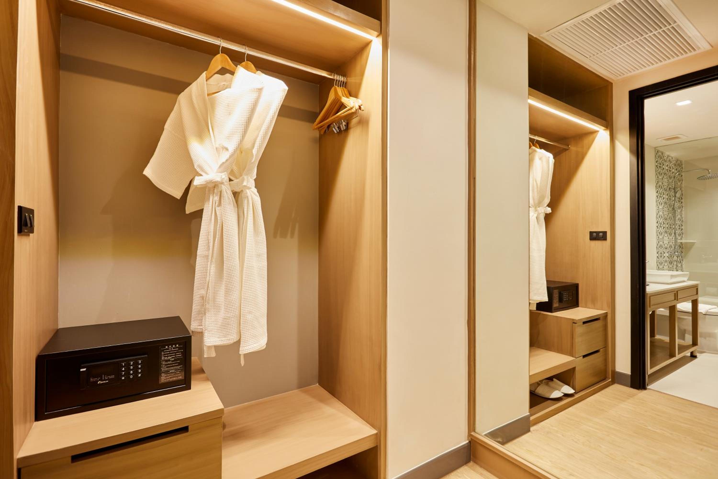 Double Room with Balcony - Photo 4