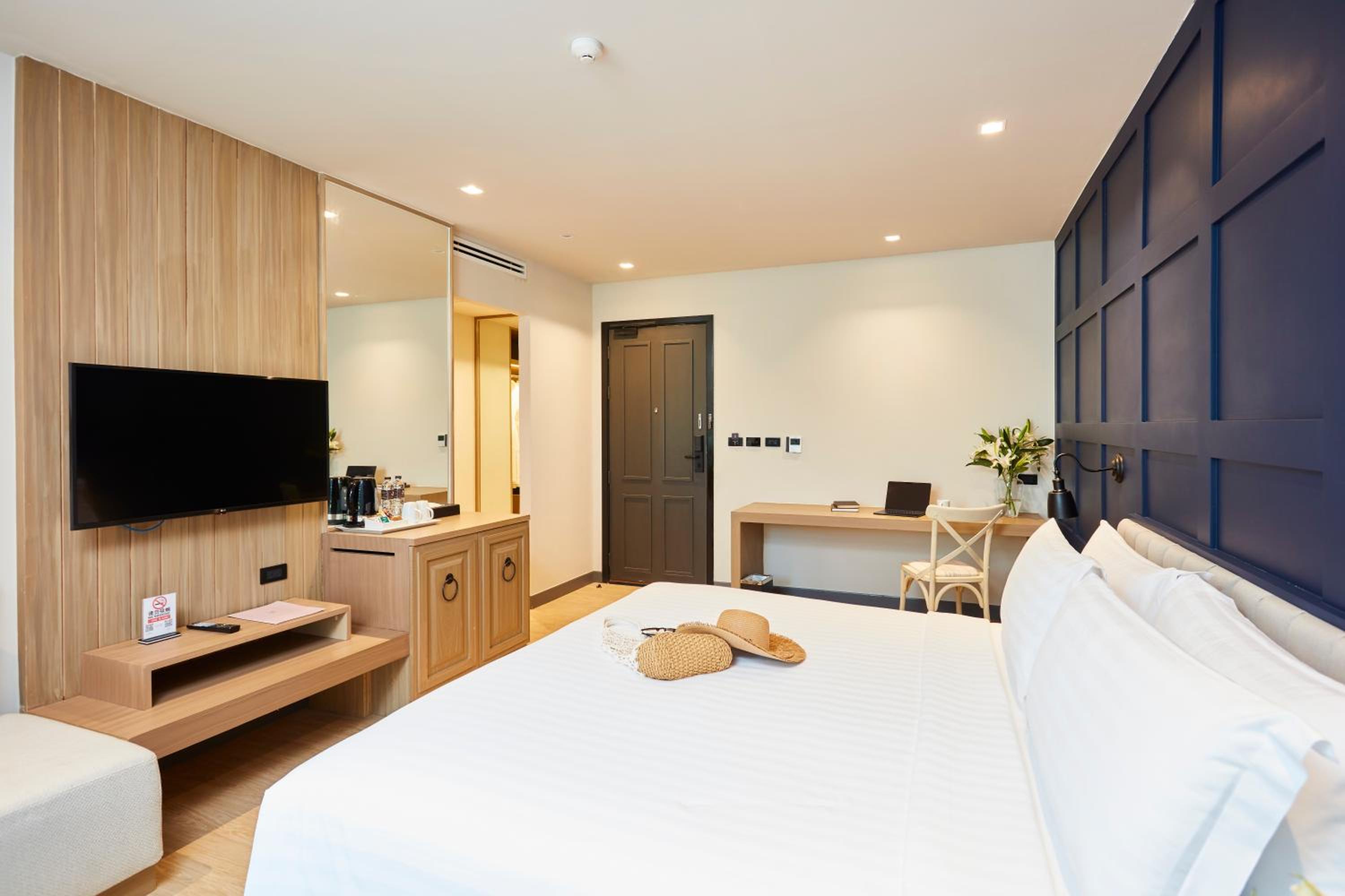 Double Room with Balcony - Photo 8
