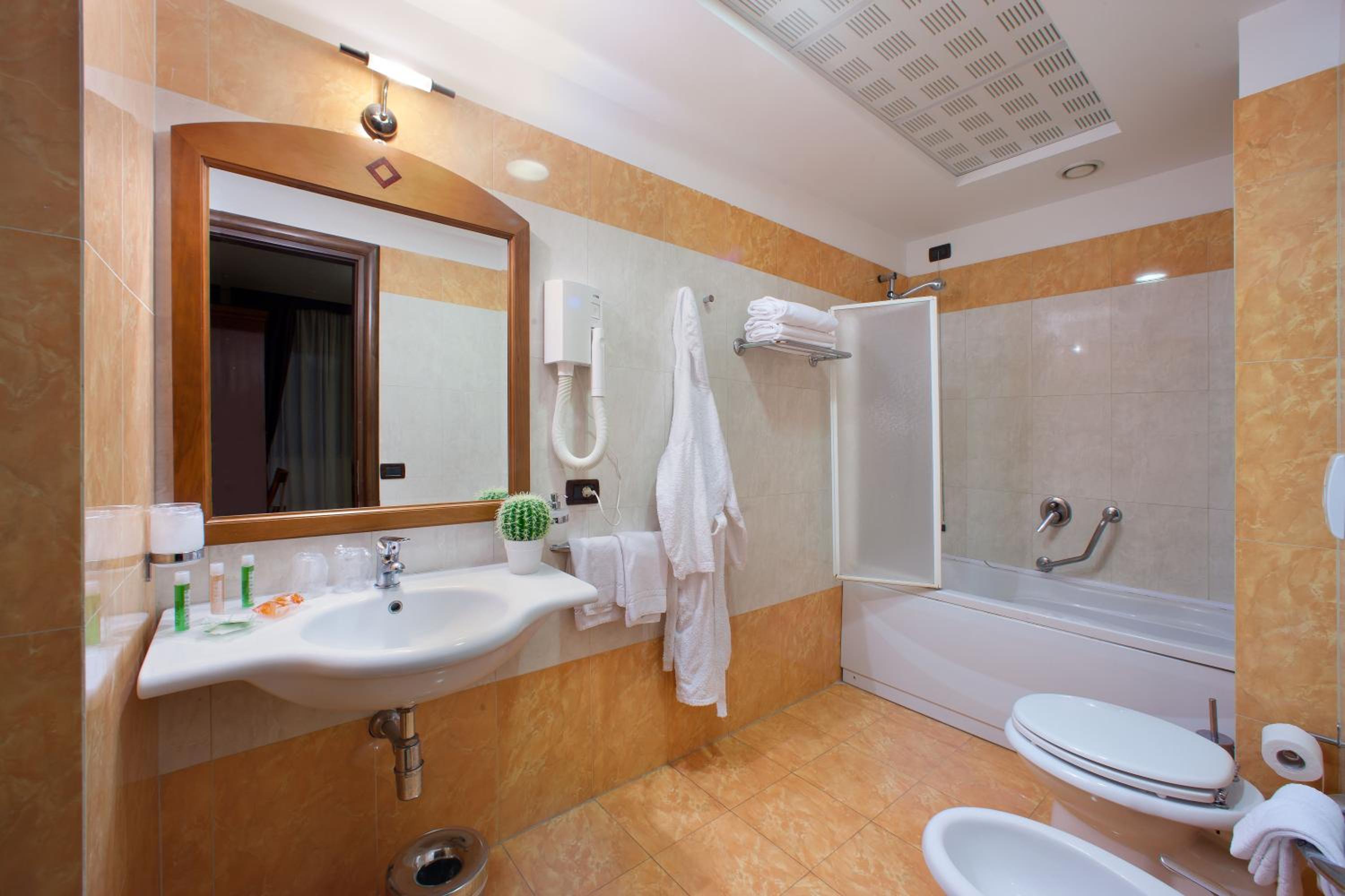 Double or Twin Room - Photo 3