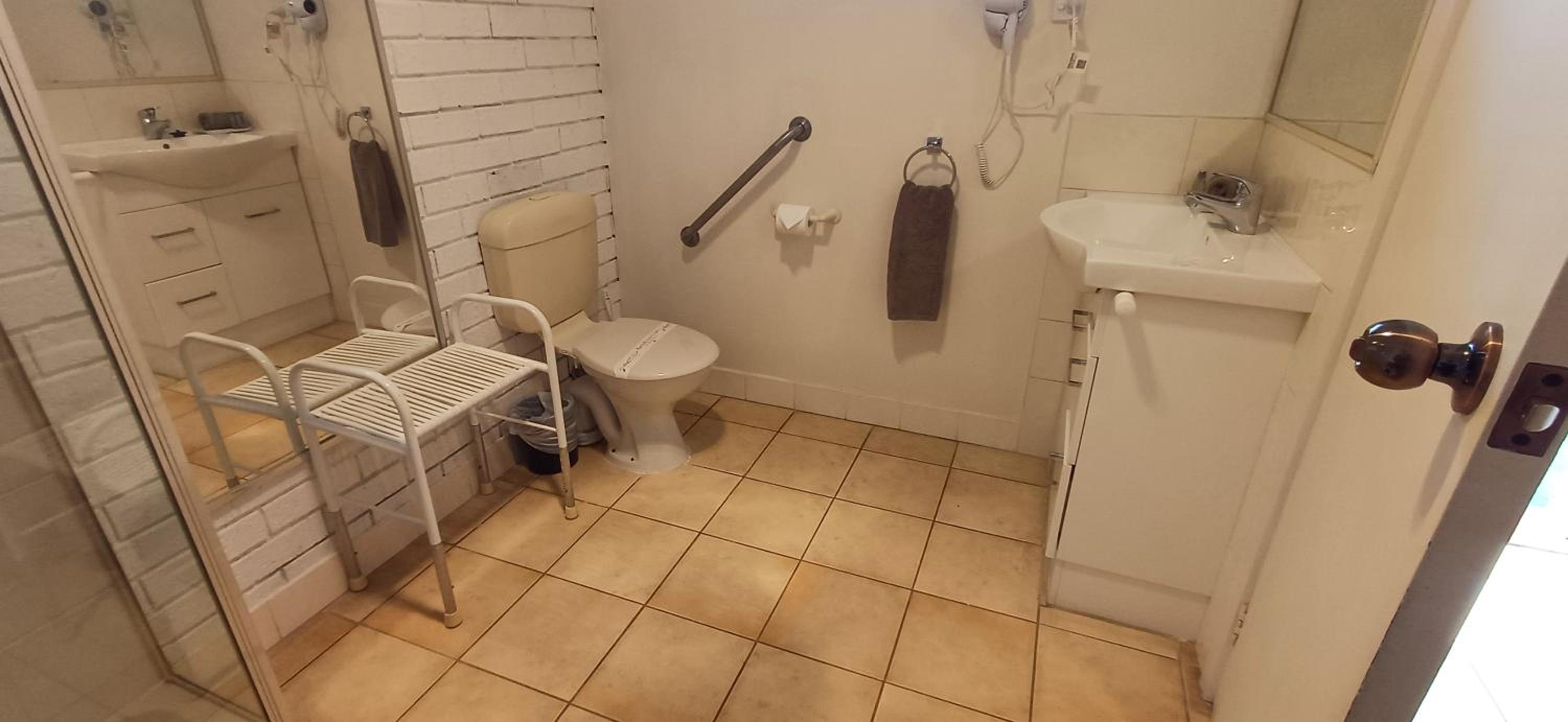 Queen Room - Disability Access - Photo 5