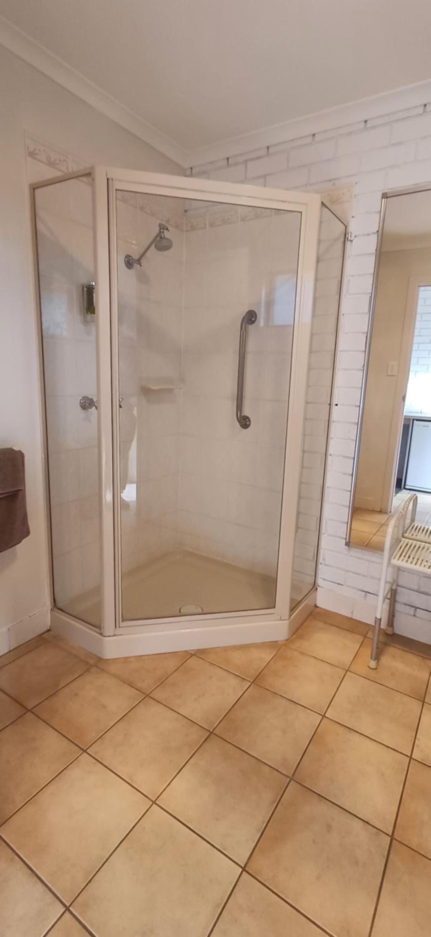 Queen Room - Disability Access - Photo 6