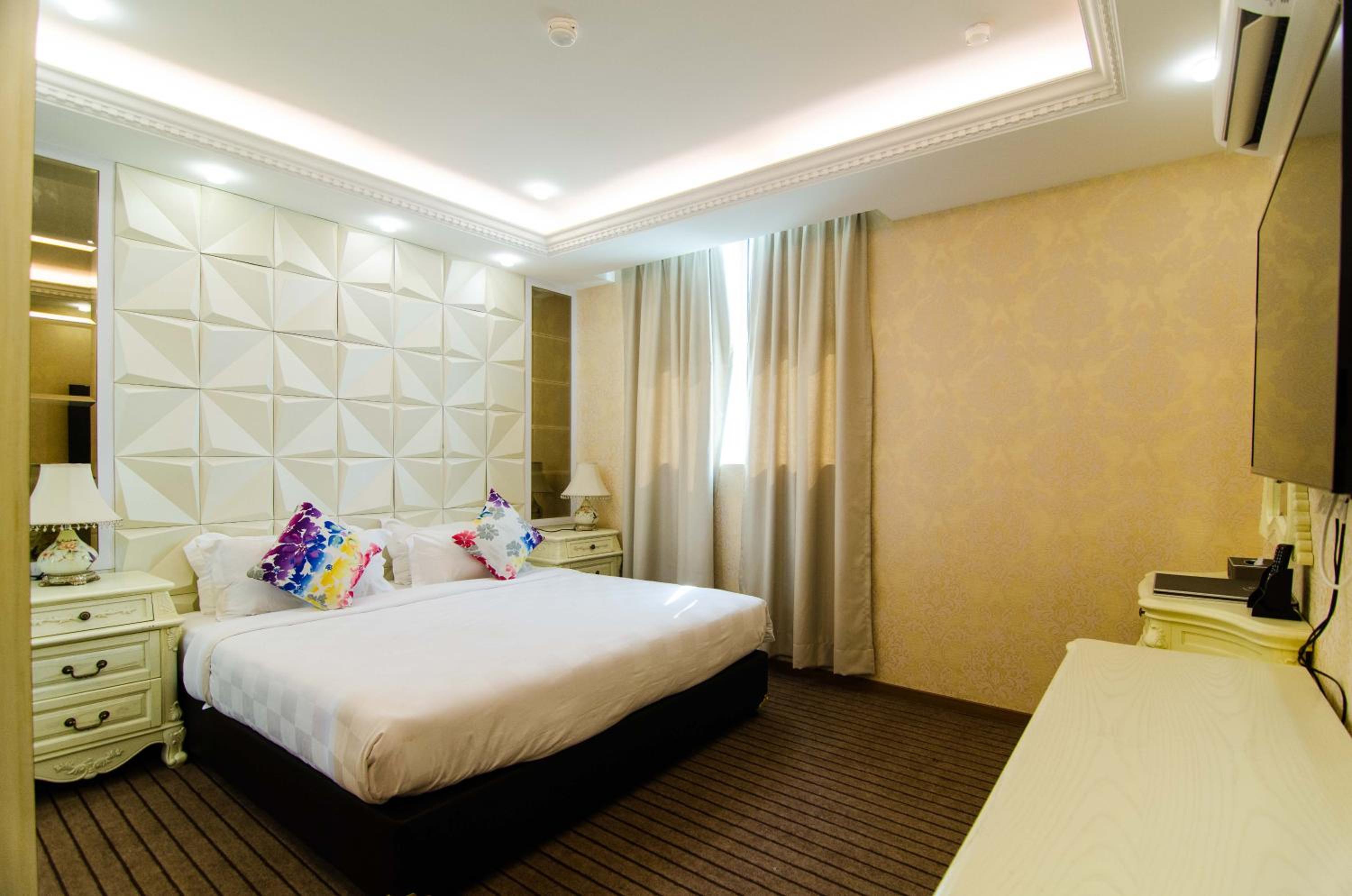 Deluxe Queen Suite photo 3