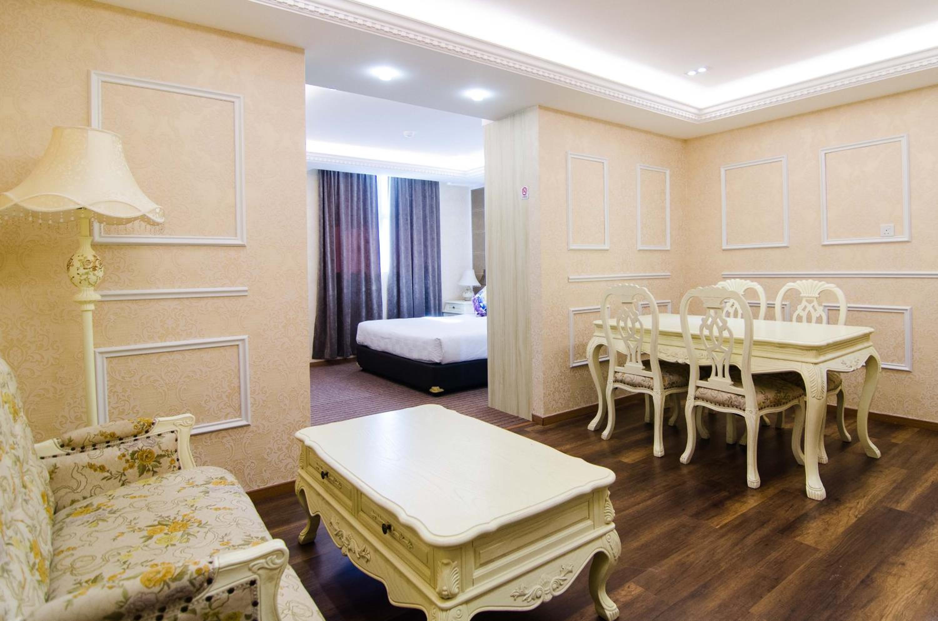 Deluxe Queen Suite