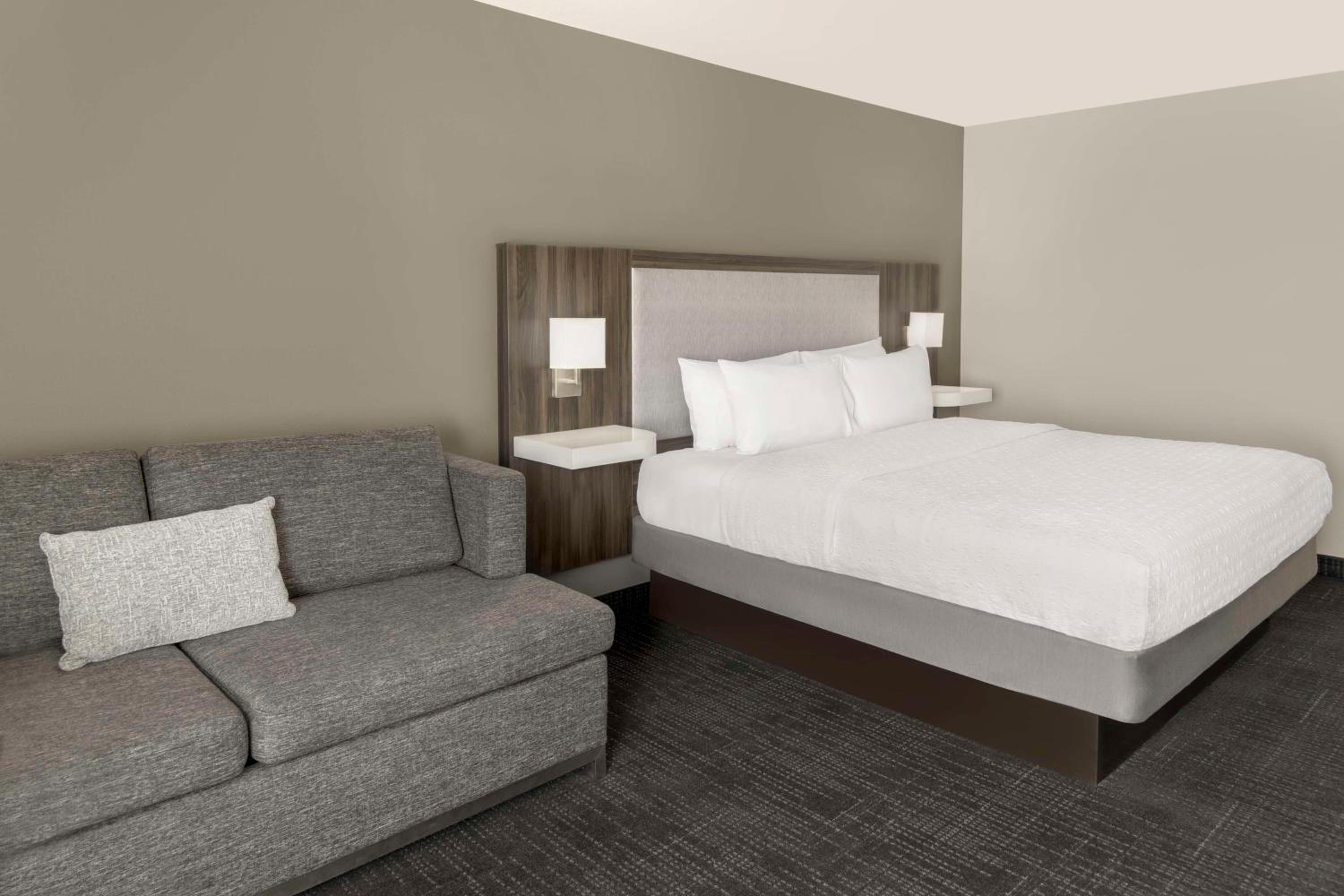 King Room with Sofa Bed and Study - Non-Smoking - Photo 1