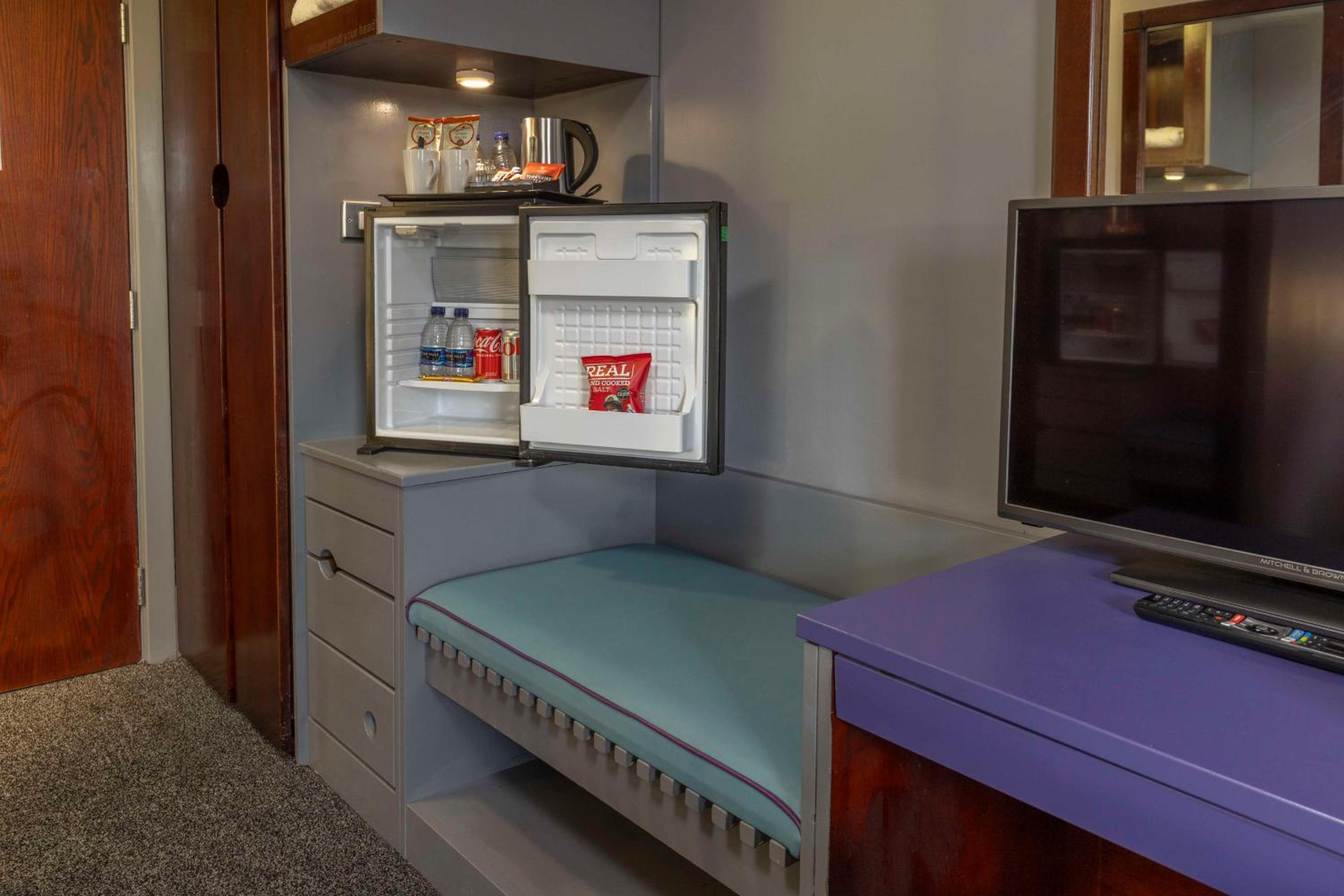 Standard King Room with Sofa Bed - Non-Smoking - Photo 4