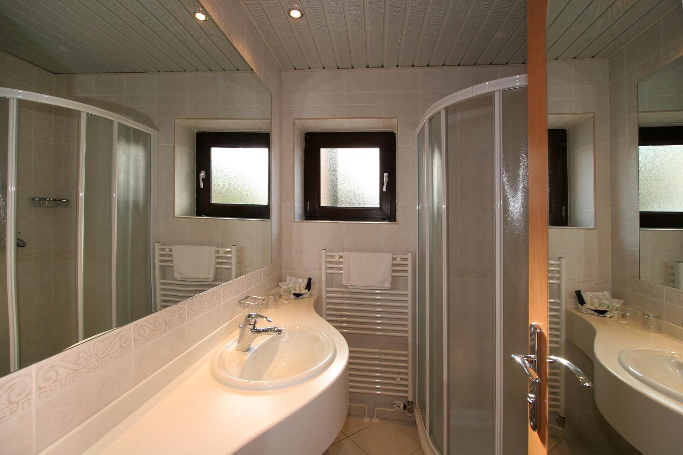 Double or Twin Room with Balcony - Photo 12