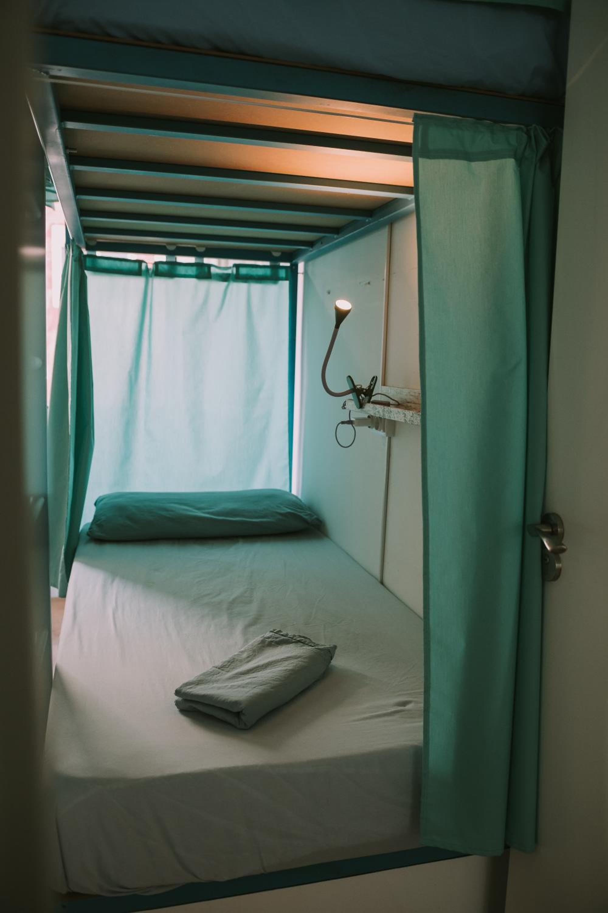 Bed in 4-Bed Mixed Dormitory Room photo 3