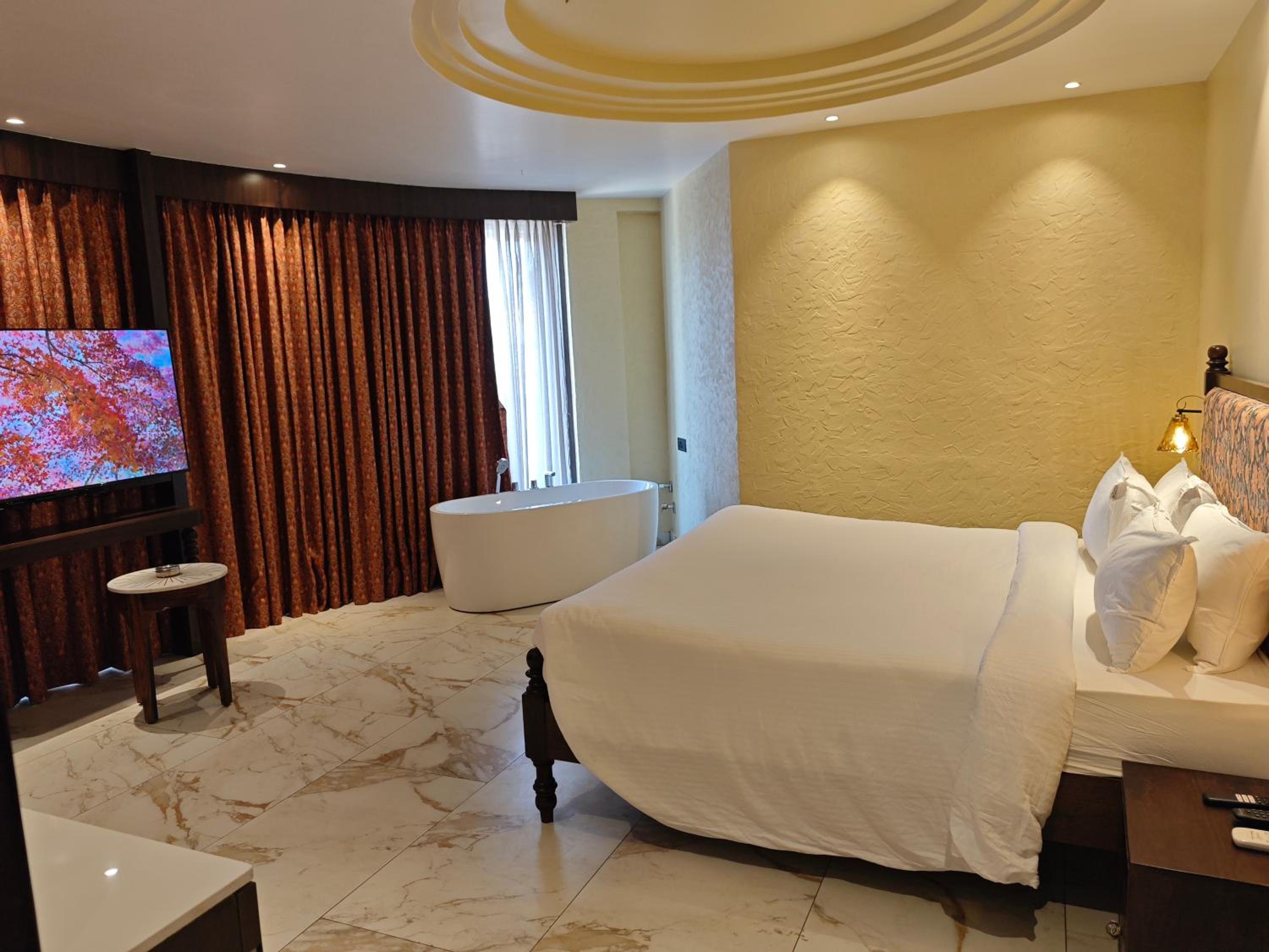 Signature Suite - Photo 4