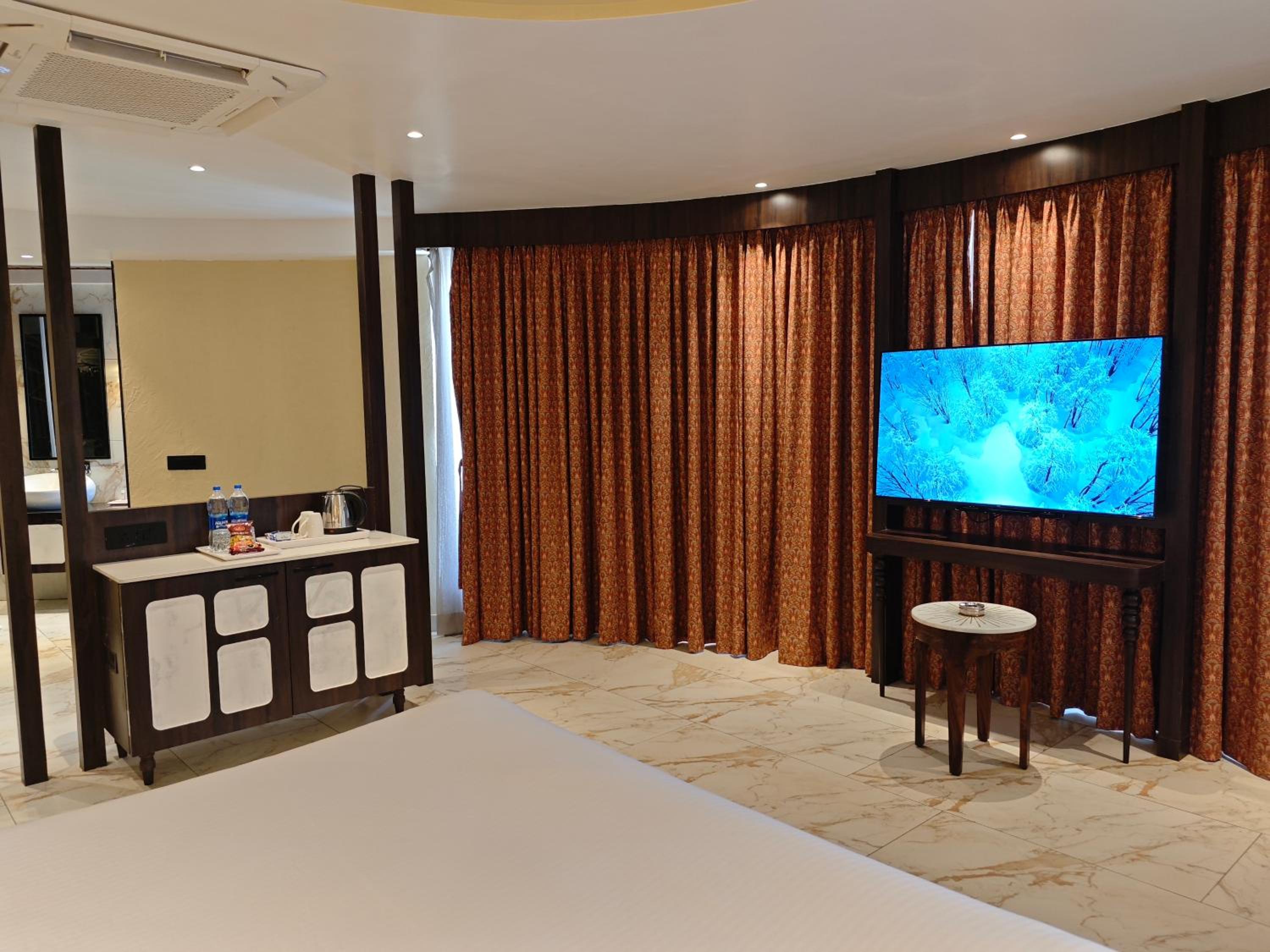 Signature Suite - Photo 5