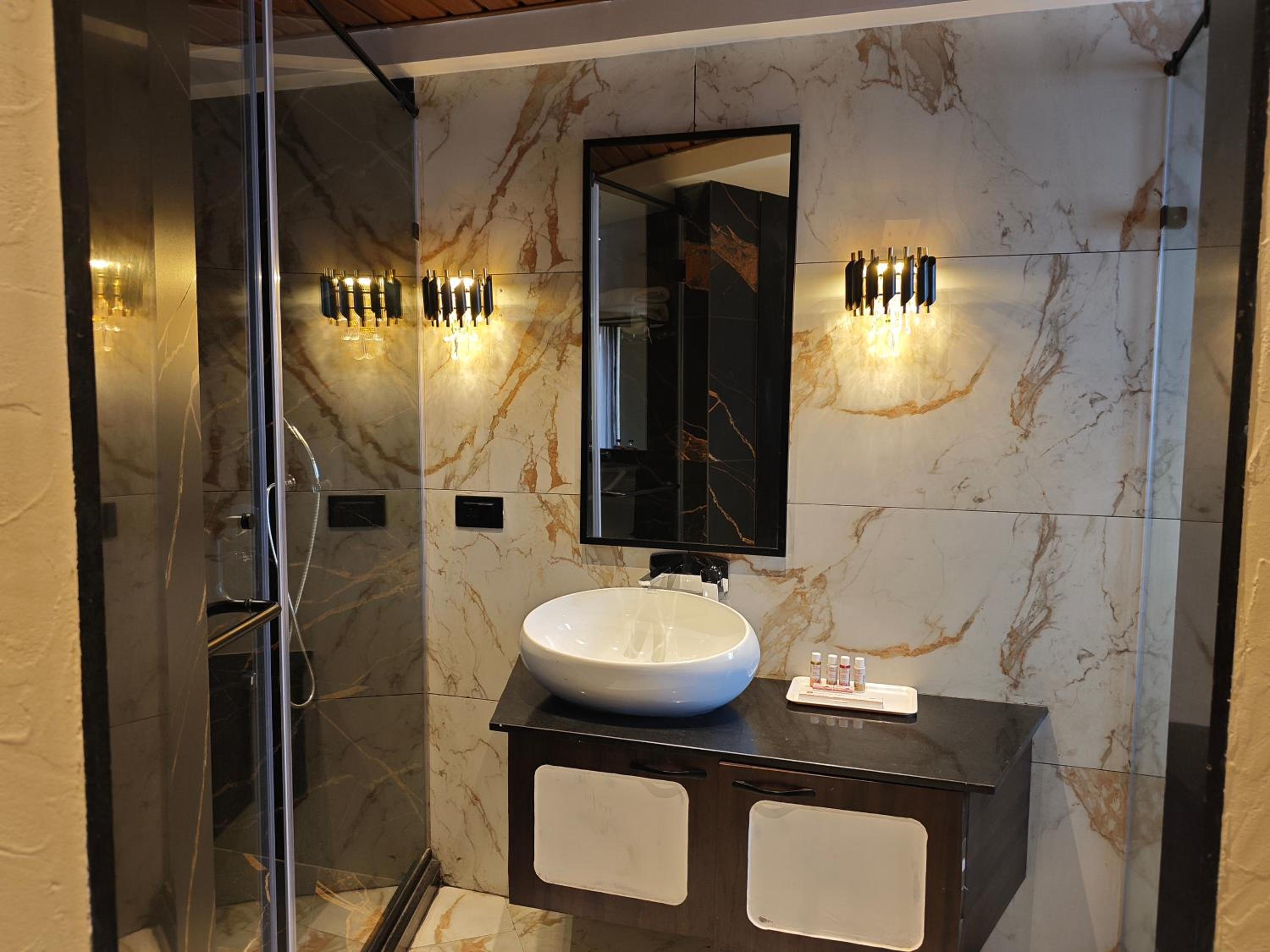 Signature Suite - Photo 6