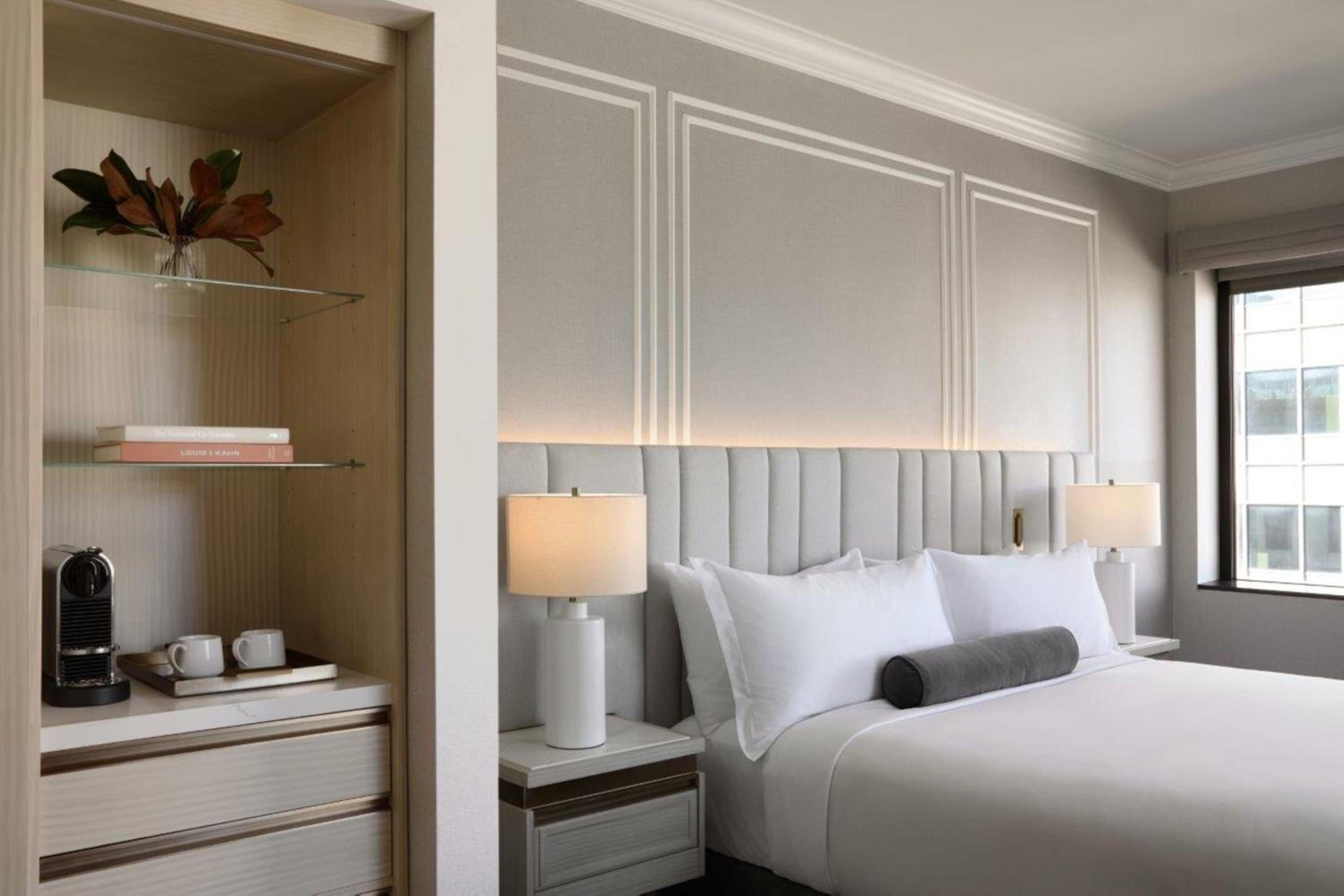 Premium King Room - Photo 2