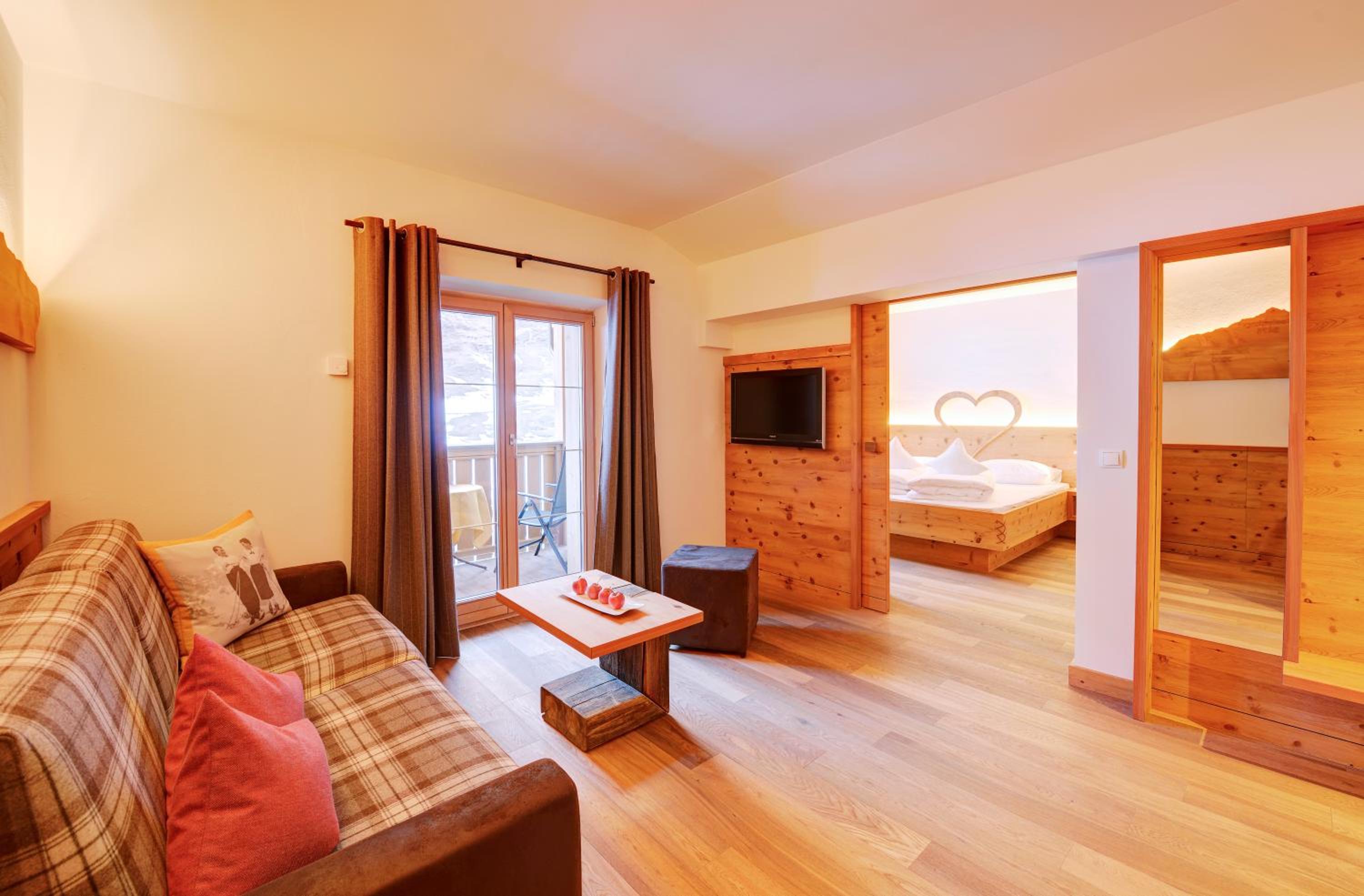 Junior Suite with Balcony - Photo 2
