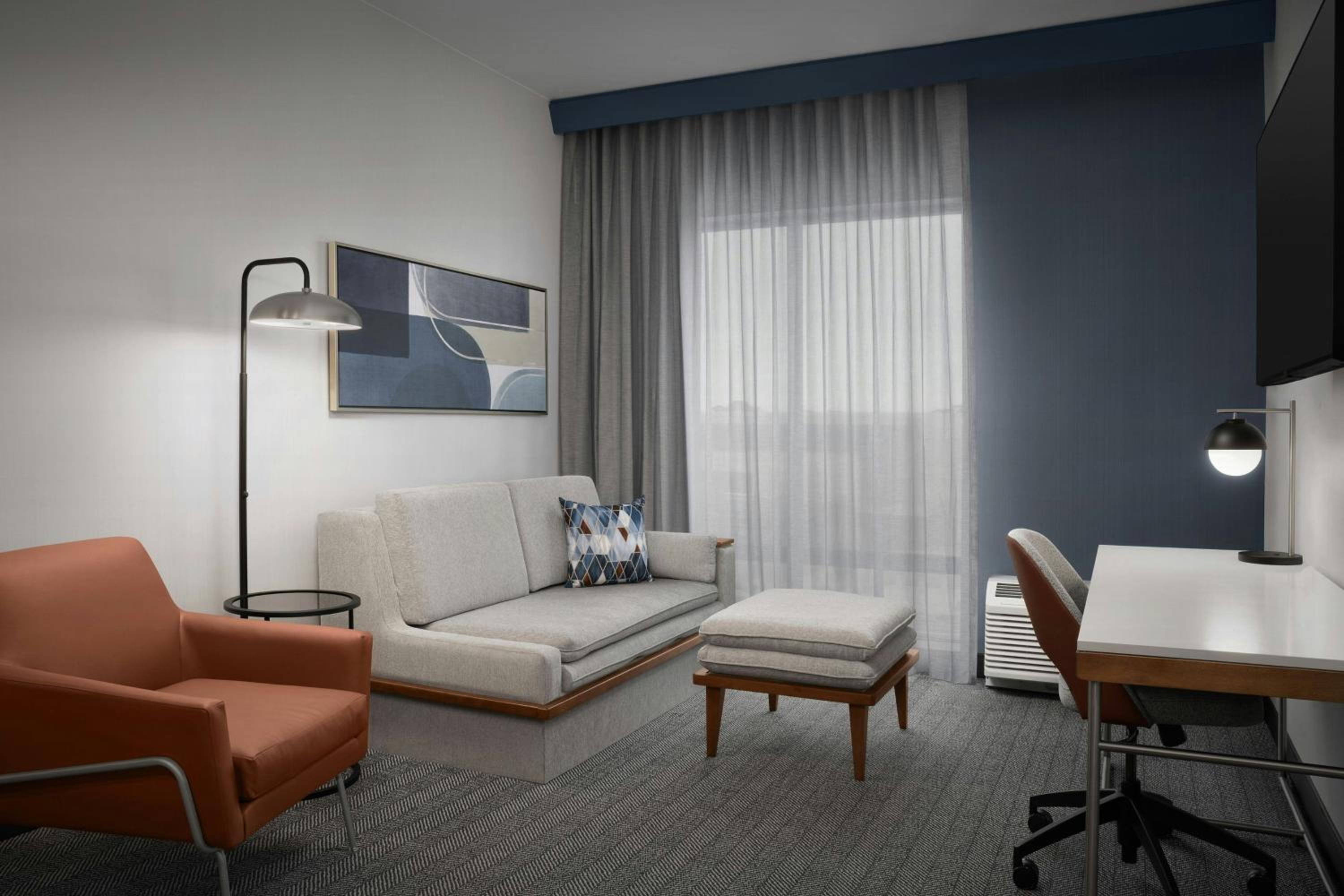 One-Bedroom King Suite with Sofa Bed  photo 2