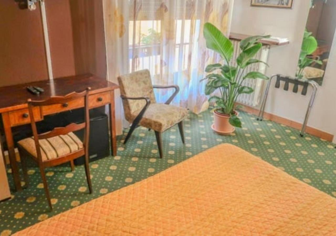 Large Double or Twin Room - Photo 3