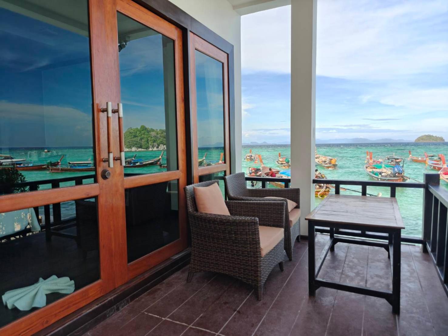 Deluxe Double Room with Side Sea View